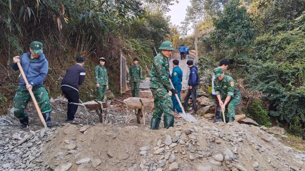 Bản Liên Sơn (xã Nậm Càn) có 56 hộ là người dân tộc Mông. Toàn bản hiện còn gần 500m đường chưa được đổ bê tông. Trước tình hình trên, các đoàn viên thanh niên xã đã phối hợp với Chi đoàn Đồn Biên phòng Nậm Càn cùng lực lượng chức năng xã lên phương án làm đường mới giúp người dân trong bản. Bản Liên Sơn (xã Nậm Càn) có 56 hộ là người dân tộc Mông. Toàn bản hiện còn gần 500m đường chưa được đổ bê tông. Trước tình hình trên, các đoàn viên thanh niên xã đã phối hợp với Chi đoàn Đồn Biên phòng Nậm Càn cùng lực lượng chức năng xã lên phương án làm đường mới giúp người dân trong bản.