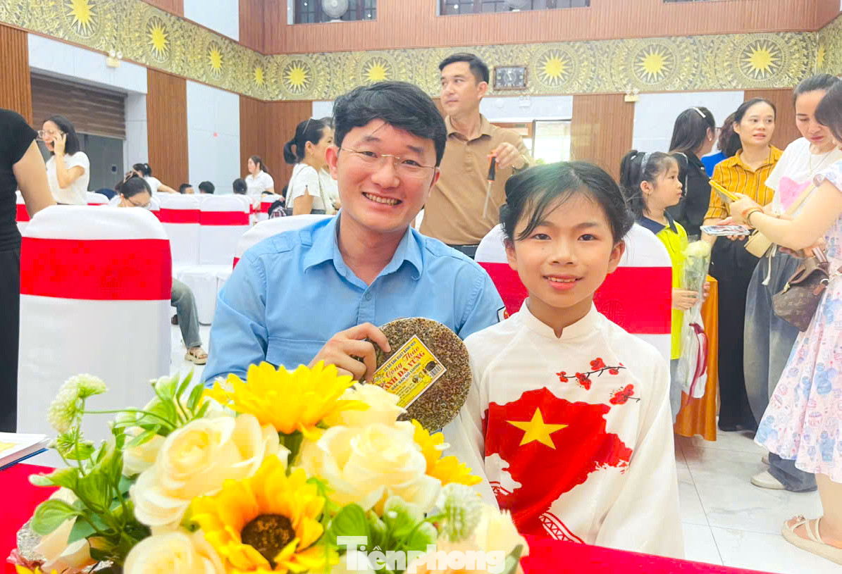 Anh Trần Linh - Phó Bí thư Thường trực Tỉnh Đoàn, Chủ tịch Hội đồng Đội tỉnh Nghệ An và đại biểu Nguyễn Ngọc An Nhiên có những lời chúc, gửi gắm tới Đại hội Cháu ngoan Bác Hồ toàn quốc lần thứ X. Anh Trần Linh - Phó Bí thư Thường trực Tỉnh Đoàn, Chủ tịch Hội đồng Đội tỉnh Nghệ An và đại biểu Nguyễn Ngọc An Nhiên có những lời chúc, gửi gắm tới Đại hội Cháu ngoan Bác Hồ toàn quốc lần thứ X.