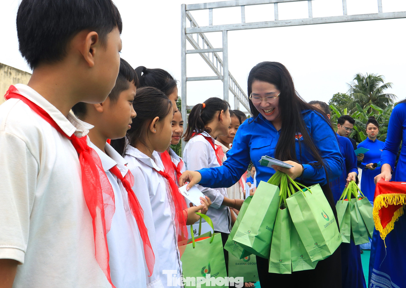 Trao tặng 50 suất học bổng trị giá 500.000 đồng mỗi suất và 50 túi thuốc cho các em học sinh với tổng trị giá 50.000.000 đồng. Trao tặng 50 suất học bổng trị giá 500.000 đồng mỗi suất và 50 túi thuốc cho các em học sinh với tổng trị giá 50.000.000 đồng.