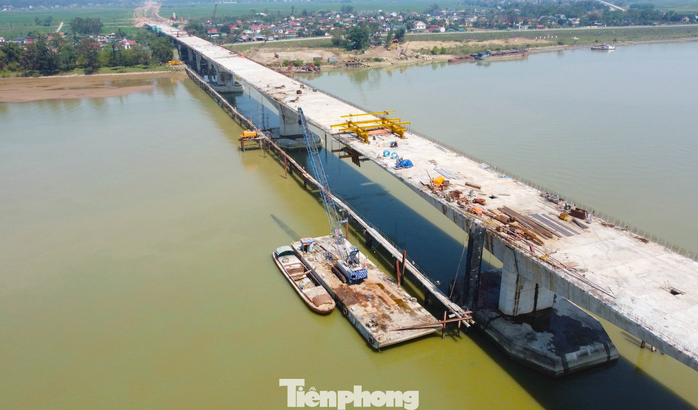 Những công đoạn cuối cùng của cầu đang được các nhà thầu điều động sà lan, cẩu tháp, cần cẩu để thi công, sớm hợp long, đưa vào sử dụng.