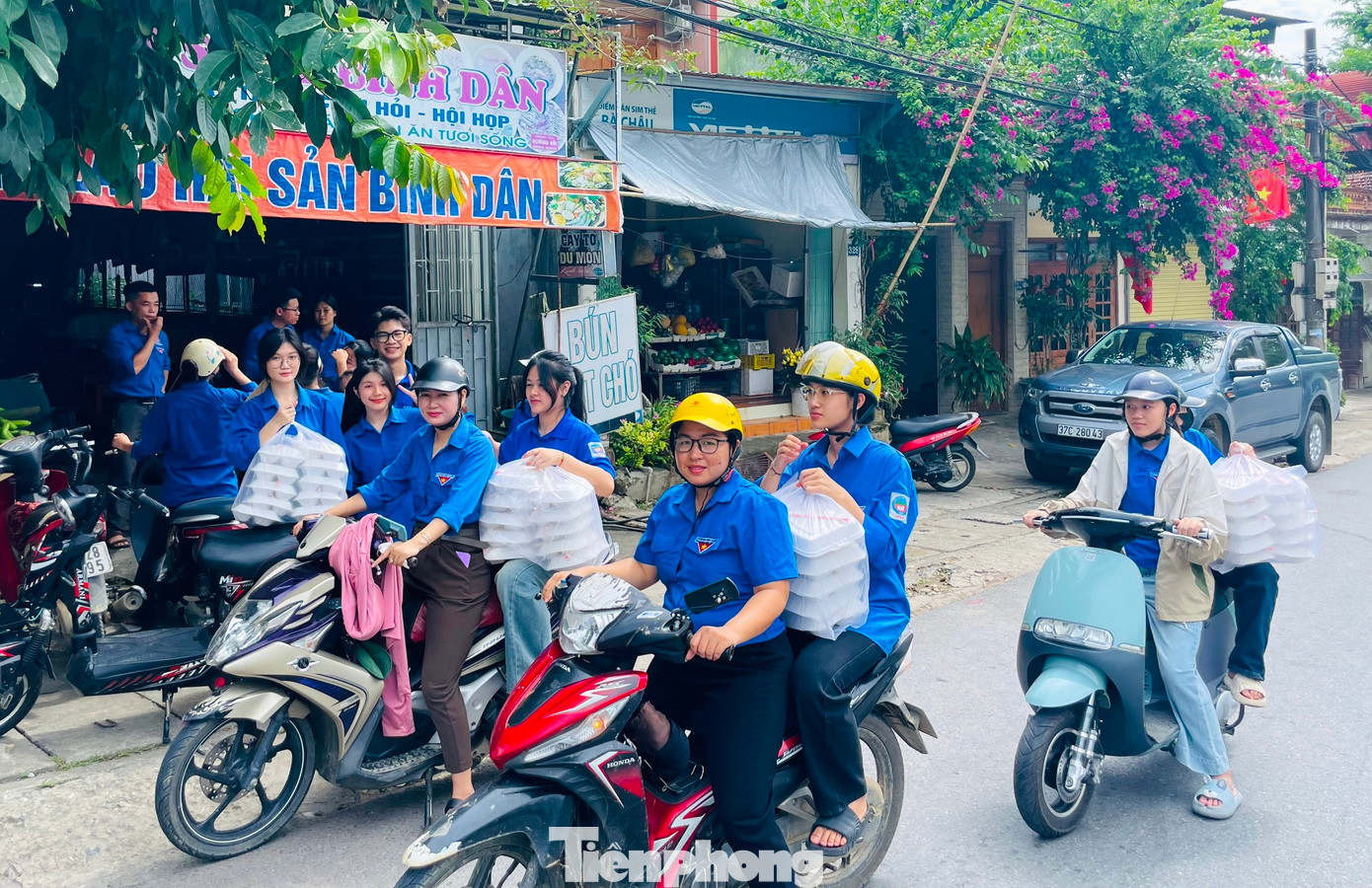 Các đoàn viên thanh niên sau đó sử dụng xe máy vận chuyển đến từng điểm thi để phát cho thí sinh và người nhà.