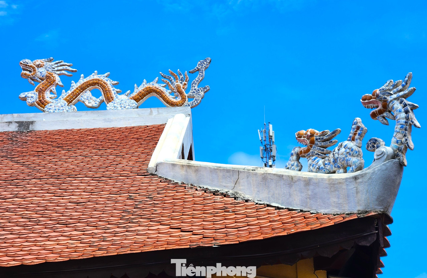 Trên mái ngói của đền và xung quanh tường rào được đắp nổi nhiều con vật linh thiêng, đẹp mắt. Trên mái ngói của đền và xung quanh tường rào được đắp nổi nhiều con vật linh thiêng, đẹp mắt.