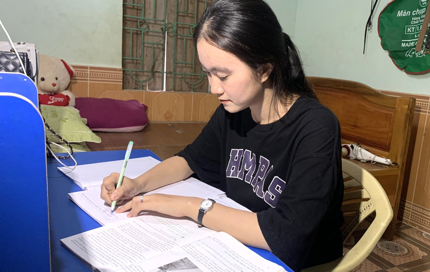 Dù ở lớp hay ở nhà, nữ sinh Hương luôn tự ý thức trong việc học. Dù ở lớp hay ở nhà, nữ sinh Hương luôn tự ý thức trong việc học.