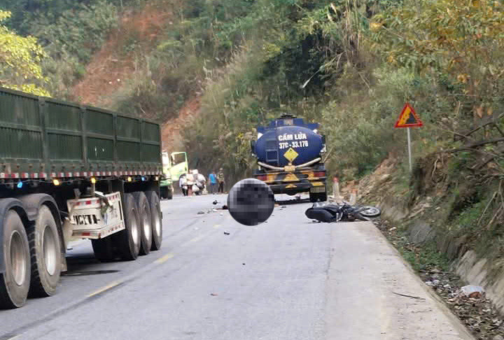 Vụ tai nạn khiến hai thanh niên đi xe máy tử vong tại chỗ.