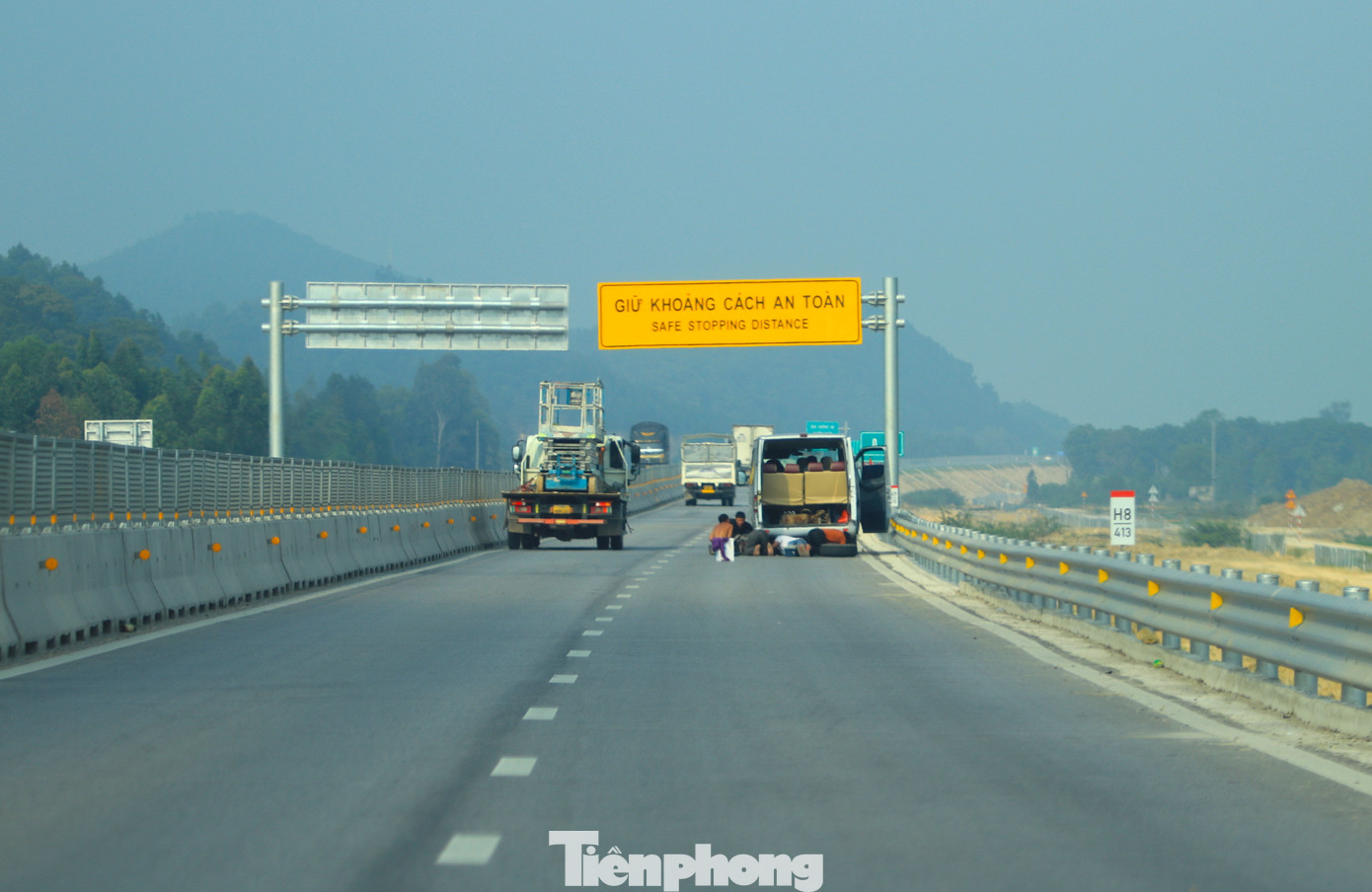 Không có làn khẩn cấp, không có trạm dừng nghỉ nên khi xe gặp sự cố hay hết xăng đều phải dừng ngay trên làn đường cao tốc đang đi, tiềm ẩn nguy hiểm và nguy cơ cao xảy ra tai nạn liên hoàn. Không có làn khẩn cấp, không có trạm dừng nghỉ nên khi xe gặp sự cố hay hết xăng đều phải dừng ngay trên làn đường cao tốc đang đi, tiềm ẩn nguy hiểm và nguy cơ cao xảy ra tai nạn liên hoàn.