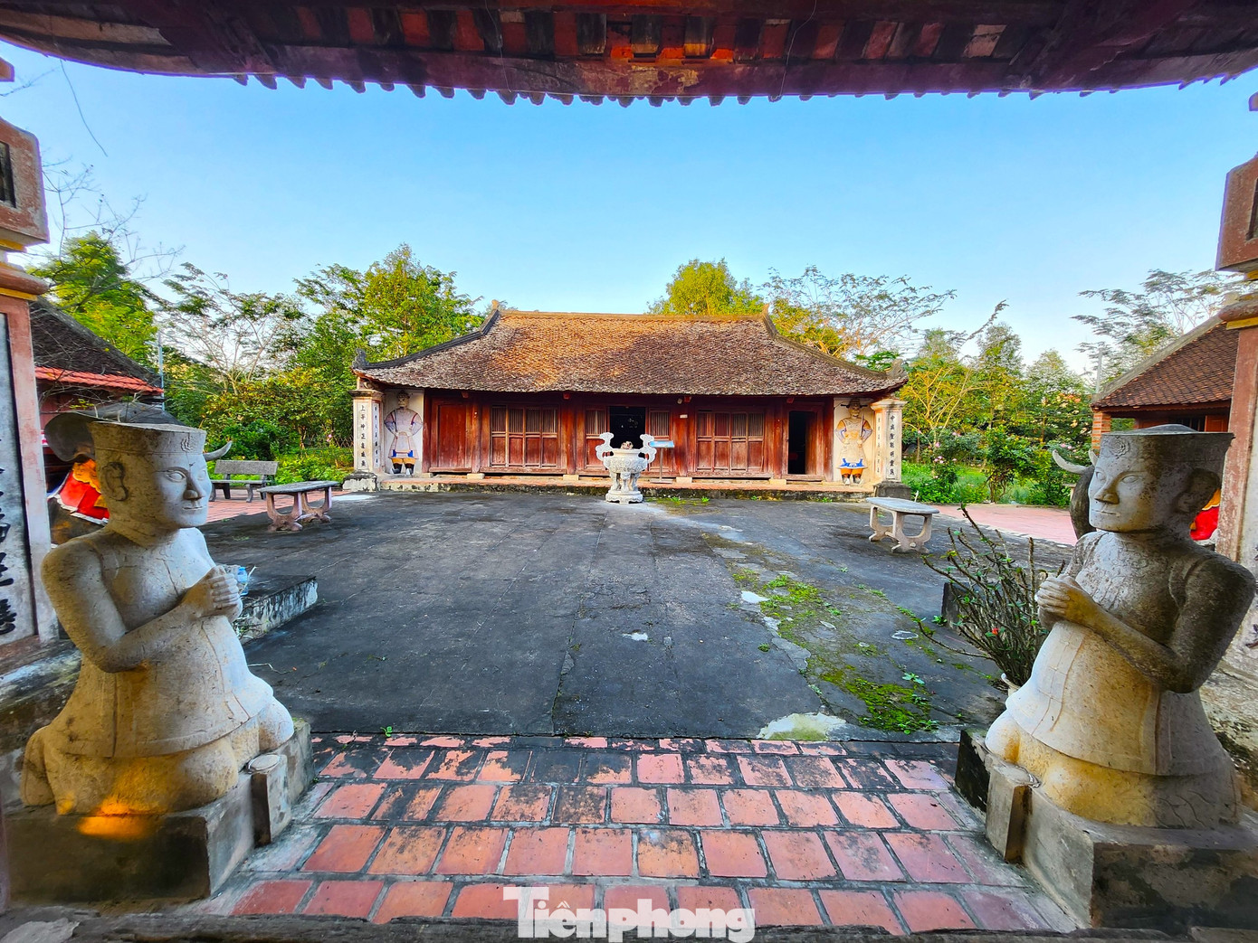 Bước qua nghi môn là 2 bức tượng được tạc bằng đá có hình dáng lạ đang chắp tay quỳ 2 bên. Vào trong khuôn viên đền rất rộng rãi, thoáng đãng.