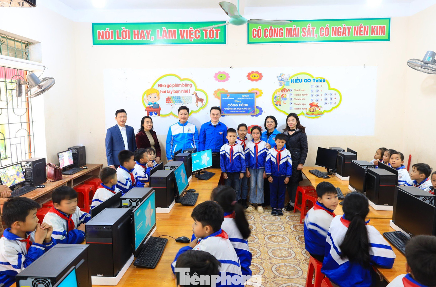 Tại Trường tiểu học xã Nghi Hưng (Nghi Lộc, Nghệ An), đoàn công tác đã đến làm lễ khánh thành công trình “Phòng tin học cho em”. Tại Trường tiểu học xã Nghi Hưng (Nghi Lộc, Nghệ An), đoàn công tác đã đến làm lễ khánh thành công trình “Phòng tin học cho em”.