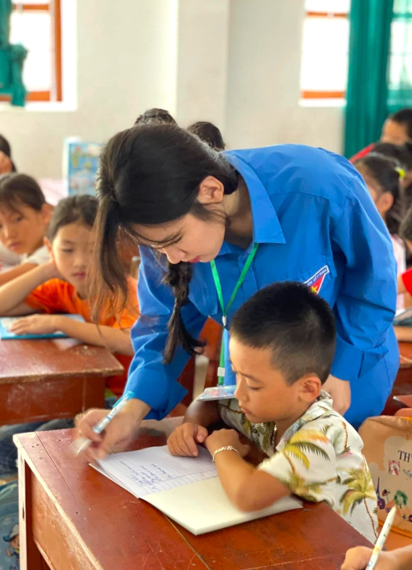 Các đoàn viên thanh niên tận tình dạy bảo các em nhỏ.