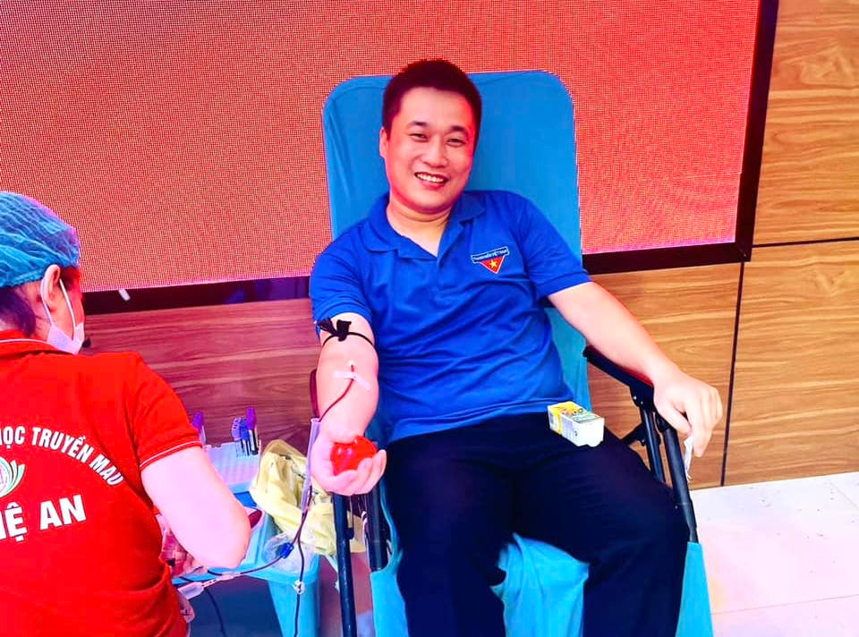 Các đoàn viên thanh niên thị xã Hoàng Mai tham gia hiến máu tình nguyện với 631 đơn vị máu được tiếp nhận, góp phần vào ngân hàng máu, giúp điều trị, cứu sống những bệnh nhân đang điều trị tại các bệnh viện trên địa bàn tỉnh Nghệ An.