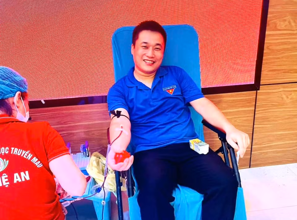 Các đoàn viên thanh niên thị xã Hoàng Mai tham gia hiến máu tình nguyện với 631 đơn vị máu được tiếp nhận, góp phần vào ngân hàng máu, giúp điều trị, cứu sống những bệnh nhân đang điều trị tại các bệnh viện trên địa bàn tỉnh Nghệ An.