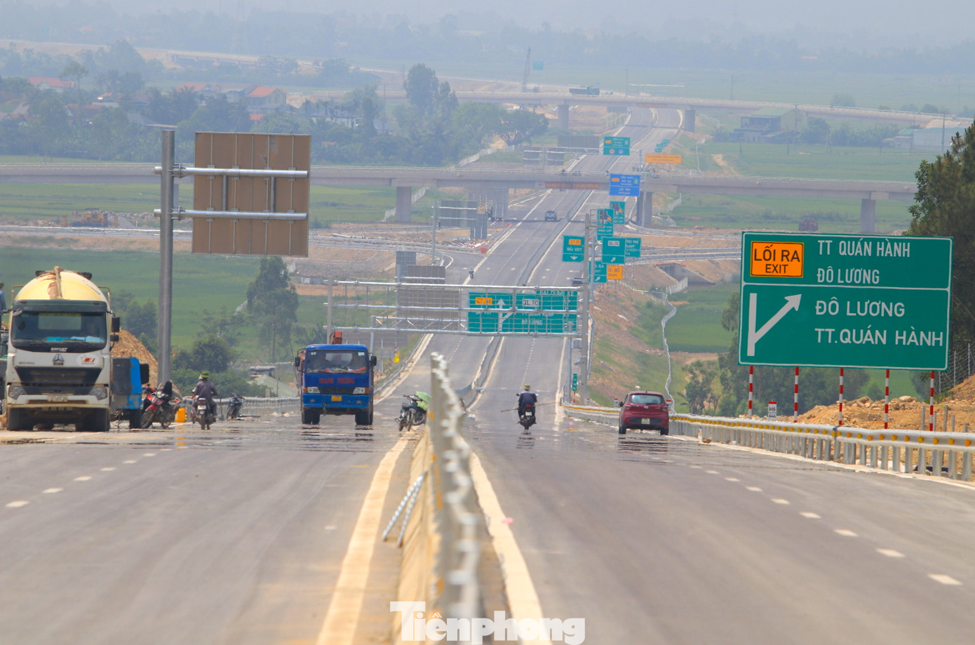 Dãy lan can cứng giữa đường, hệ thống biển báo tại nút giao đường N5 đã được lắp đặt hoàn thiện.