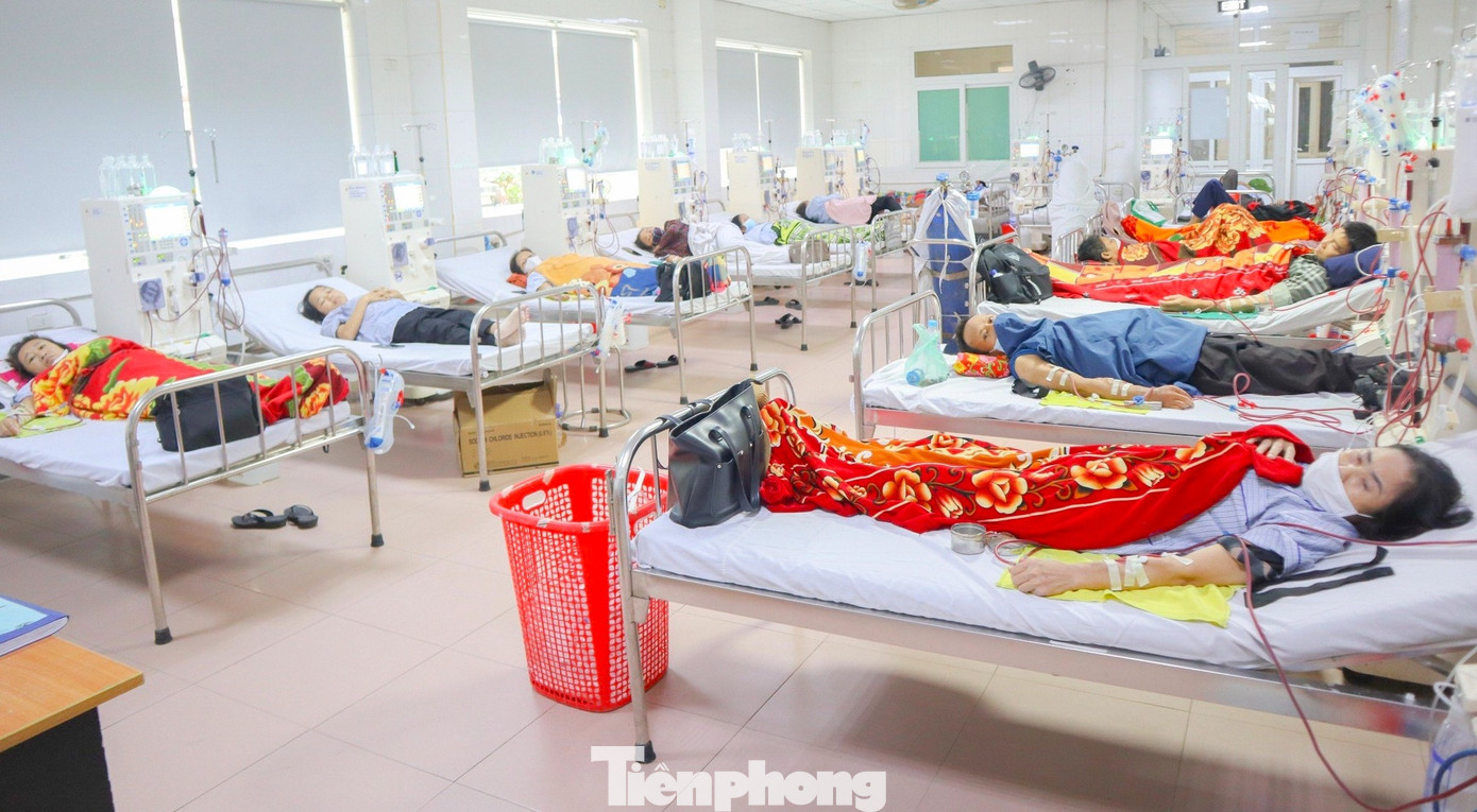 Tại các bệnh viện ở thành phố Vinh (Nghệ An) hiện có hơn 500 bệnh nhân phải lọc máu chạy thận thường xuyên. Chính vì thế, dù dịp lễ hay Tết thì những bệnh nhân này vẫn phải bám trụ lại các bệnh viện để tiếp tục chạy thận, duy trì sự sống. Tại các bệnh viện ở thành phố Vinh (Nghệ An) hiện có hơn 500 bệnh nhân phải lọc máu chạy thận thường xuyên. Chính vì thế, dù dịp lễ hay Tết thì những bệnh nhân này vẫn phải bám trụ lại các bệnh viện để tiếp tục chạy thận, duy trì sự sống.