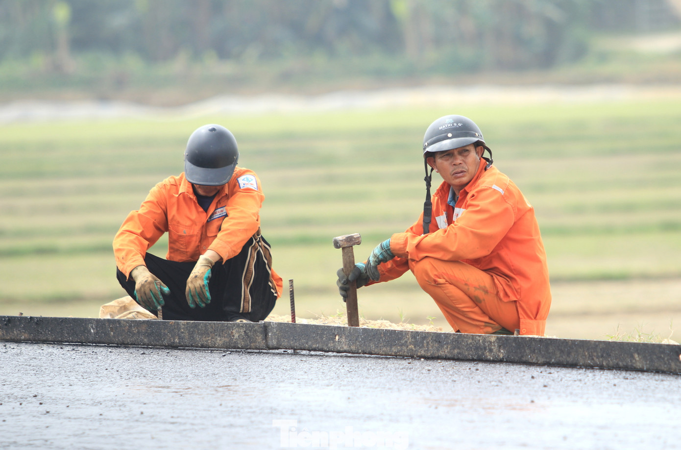 Trên công trường cao tốc đoạn Diễn Châu - Bãi Vọt qua các xã của huyện Nghi Lộc (Nghệ An), các công nhân đang khẩn trương thi công để rải thảm nhựa đường.