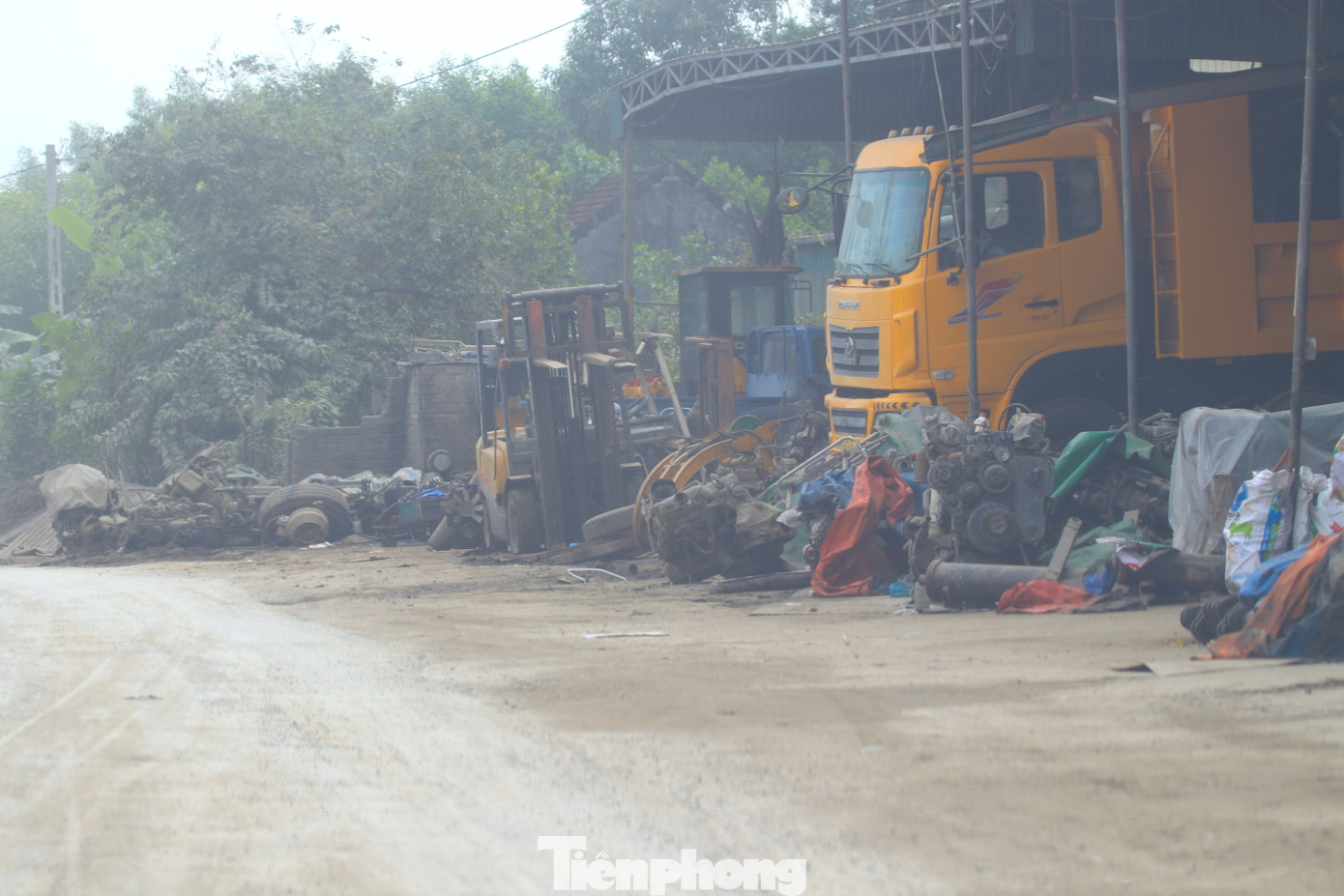 "Toàn xã vẫn còn 28 hộ dân bị ảnh hưởng của dự án chưa chấp thuận phương án bồi thường, hỗ trợ để bàn giao mặt bằng cho đơn vị thi công. Các cơ quan chức năng và địa phương đang tích cực vận động để người dân hiểu và chấp thuận", lãnh đạo xã Mỹ Thành nói và cho biết, có một số cở sở mua bán phế liệu trên địa bàn xã chưa bàn giao mặt bằng còn có hành vi lấn chiếm hành lang an toàn giao thông quốc lộ 7. Phía xã đã nhiều lần kiểm tra, xử phạt. Tuy nhiên các cơ sở này vẫn tiếp tục vi phạm.