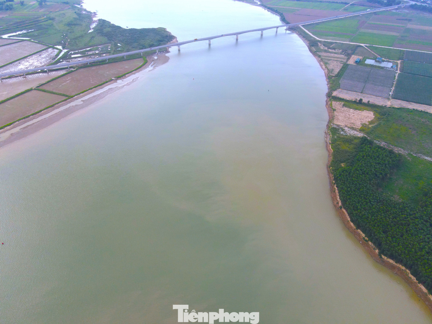 Ông Võ Văn Chiến cho hay, khu vực đất dưới chân cầu hàng năm được người dân trong xã trồng hoa màu. Tuy nhiên nước sông lấn sâu gây sạt lở khiến một diện tích đất lớn bị mất. Trung bình hàng năm nước sông cuốn trôi từ 1 đến 2 mẫu đất của xã này, tương đương 500-1.000m2 đất. Ông Võ Văn Chiến cho hay, khu vực đất dưới chân cầu hàng năm được người dân trong xã trồng hoa màu. Tuy nhiên nước sông lấn sâu gây sạt lở khiến một diện tích đất lớn bị mất. Trung bình hàng năm nước sông cuốn trôi từ 1 đến 2 mẫu đất của xã này, tương đương 500-1.000m2 đất.