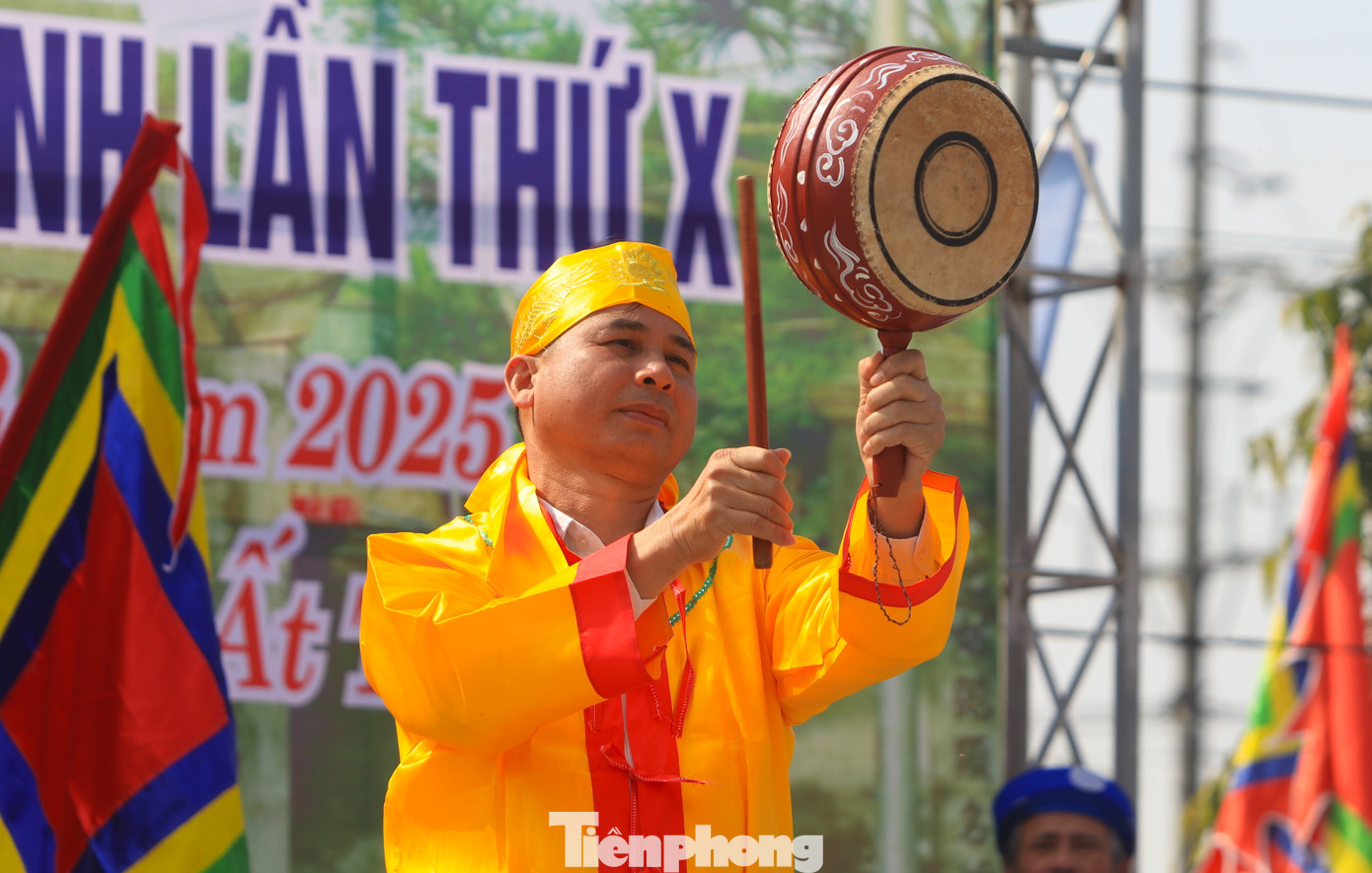 Mở đầu bài thi, các đội đánh chuông và trống tiểu cổ.