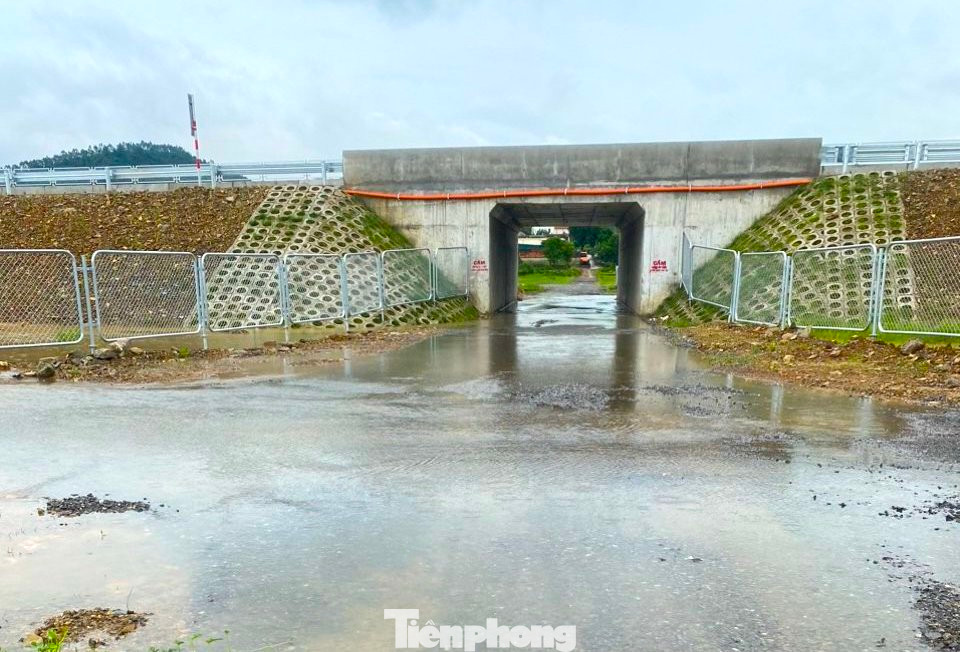 Nhiều hầm chui được thiết kế thấp hơn so với đường gom 2 đầu nên thường xuyên ngập nước khiến người dân đi lại khó khăn.