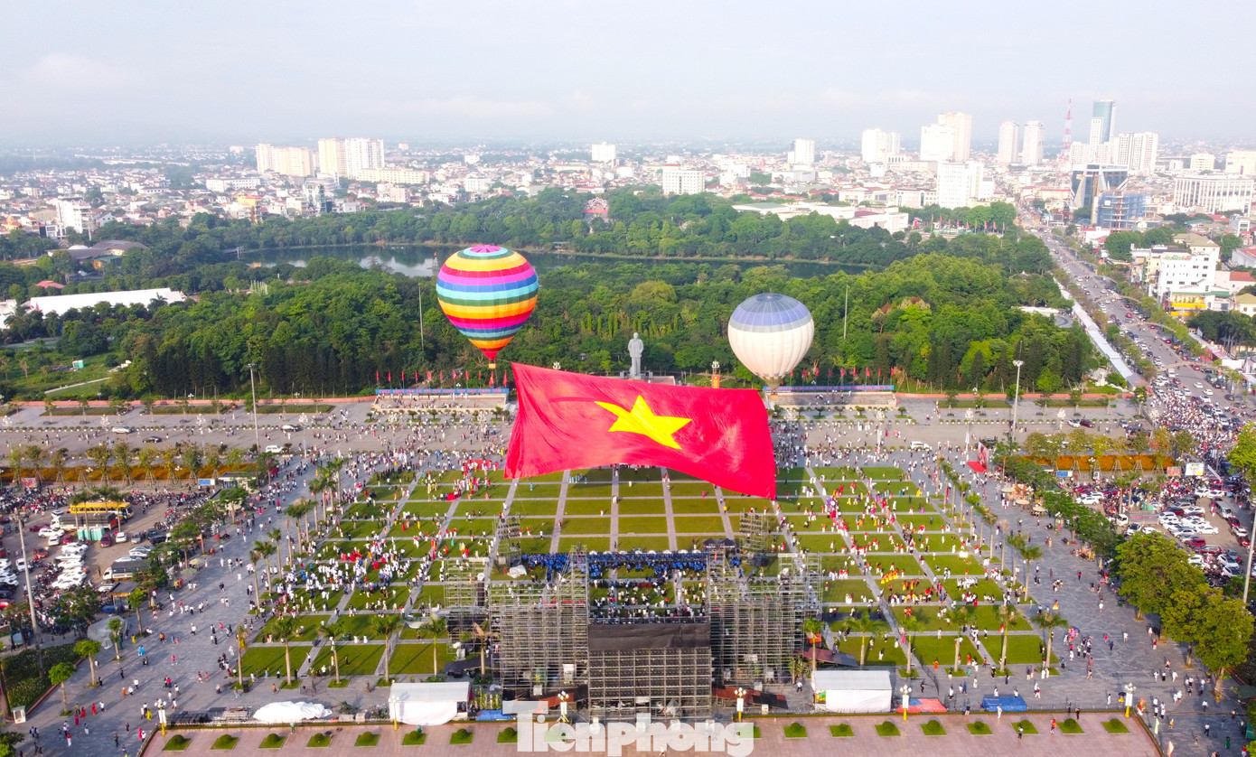 Sáng 19/5, tỉnh Nghệ An tổ chức Lễ chào cờ và bay đại kỳ Tổ quốc tại Quảng trường Hồ Chí Minh (TP. Vinh). Sự kiện đặc biệt này là một trong những điểm nhấn của Lễ hội Làng Sen toàn quốc 2025.