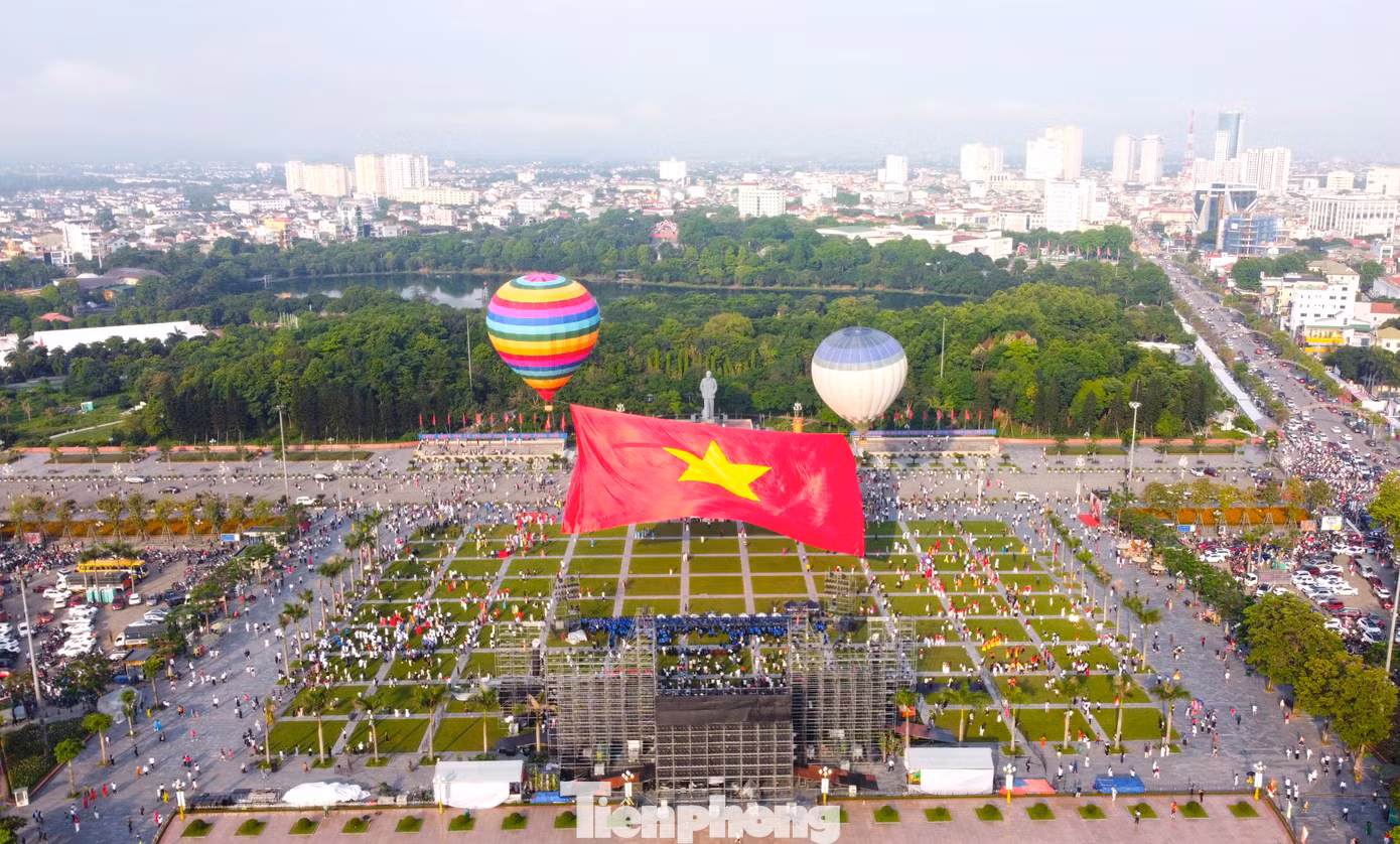 Sáng 19/5, tỉnh Nghệ An tổ chức Lễ chào cờ và bay đại kỳ Tổ quốc tại Quảng trường Hồ Chí Minh (TP. Vinh). Sự kiện đặc biệt này là một trong những điểm nhấn của Lễ hội Làng Sen toàn quốc 2025. Sáng 19/5, tỉnh Nghệ An tổ chức Lễ chào cờ và bay đại kỳ Tổ quốc tại Quảng trường Hồ Chí Minh (TP. Vinh). Sự kiện đặc biệt này là một trong những điểm nhấn của Lễ hội Làng Sen toàn quốc 2025.
