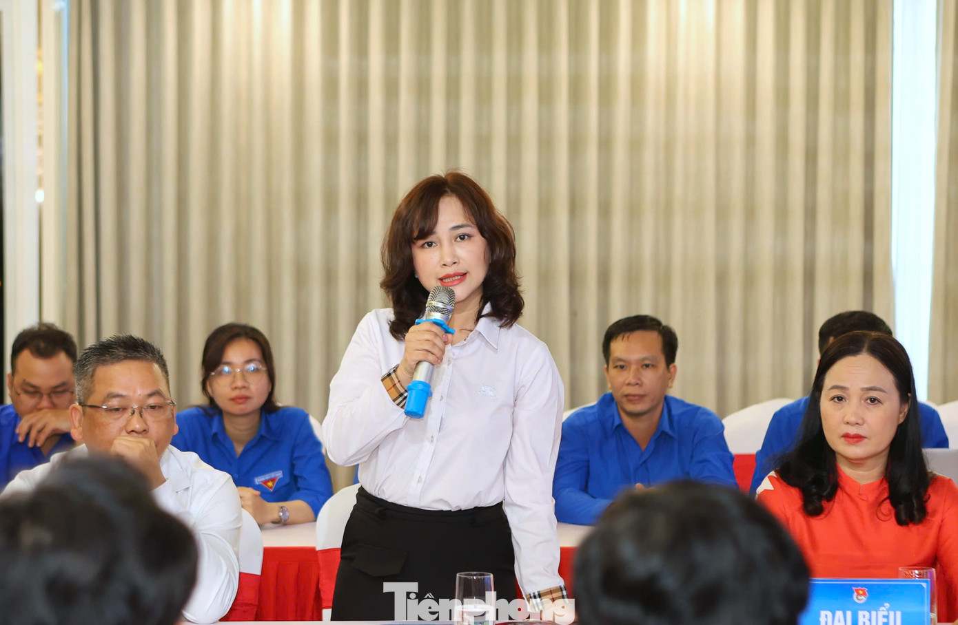 Bà Nguyễn Thị Quỳnh Hoa - Phó Giám đốc Trung tâm dịch vụ việc làm tỉnh Nghệ An trình bày tham luận.