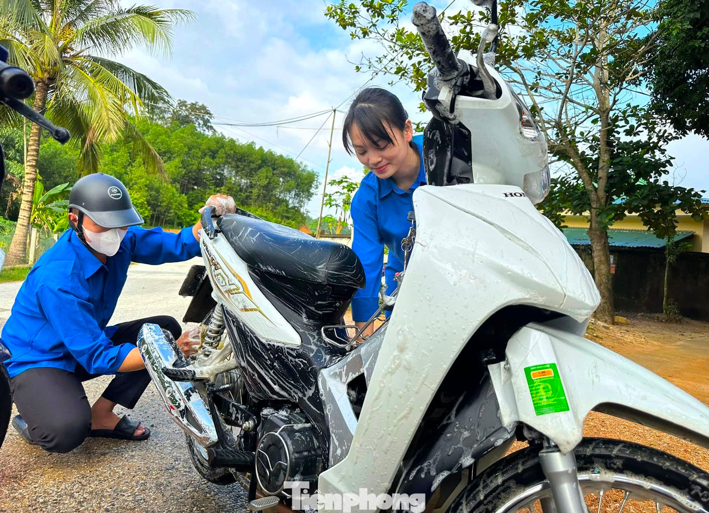 Ngoài tổ chức trung thu cho các em nhỏ, còn trao học bổng cho gần 20 em học sinh có hoàn cảnh khó khăn trên địa bàn trong dịp đầu năm học mới này.