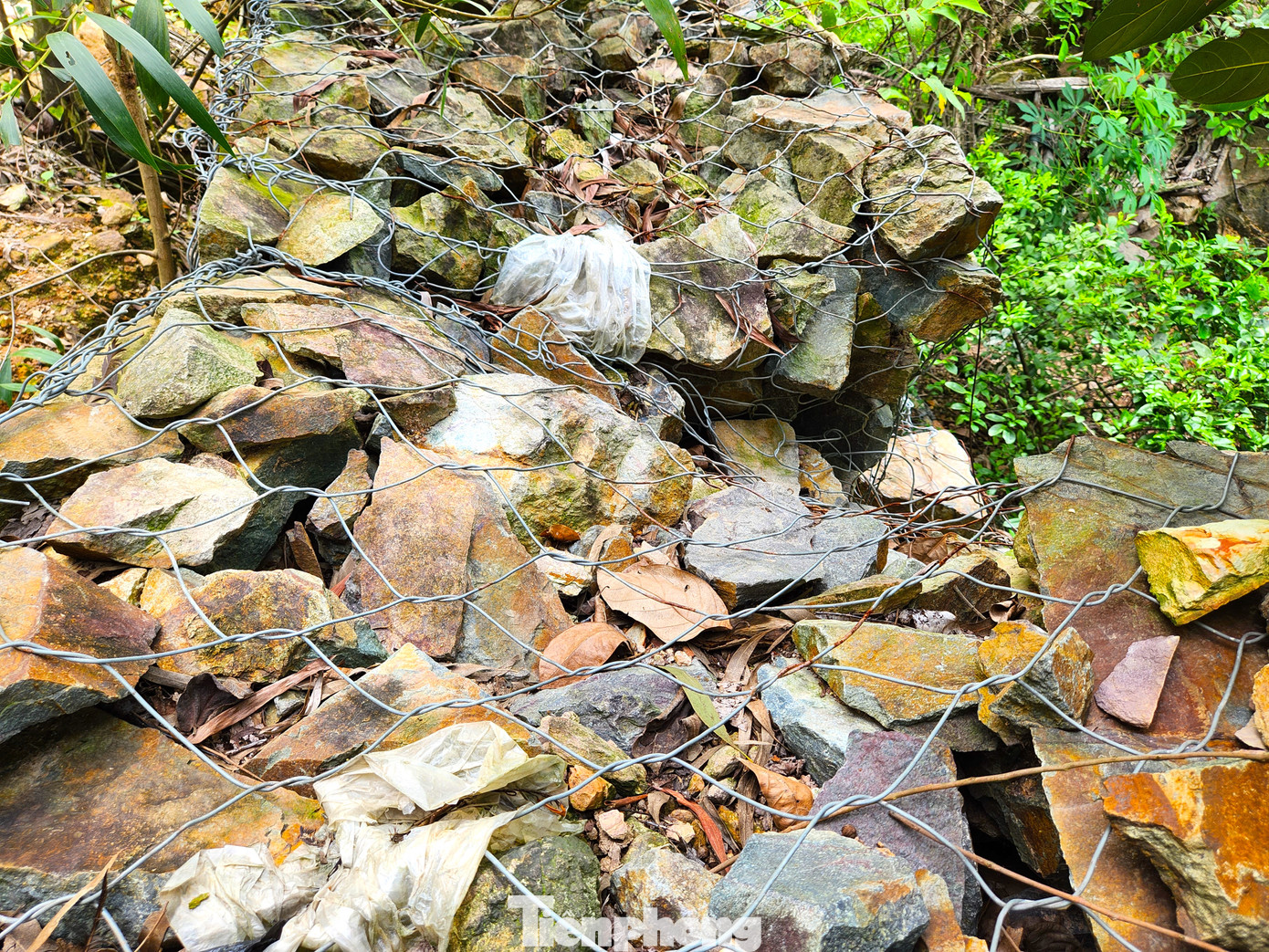 Kè đá được cơ quan chức năng làm từ nhiều năm trước và hiện nhiều điểm đã có dấu hiệu đứt, đất đá sạt lở ùn khiến kè đá xiêu vẹo.