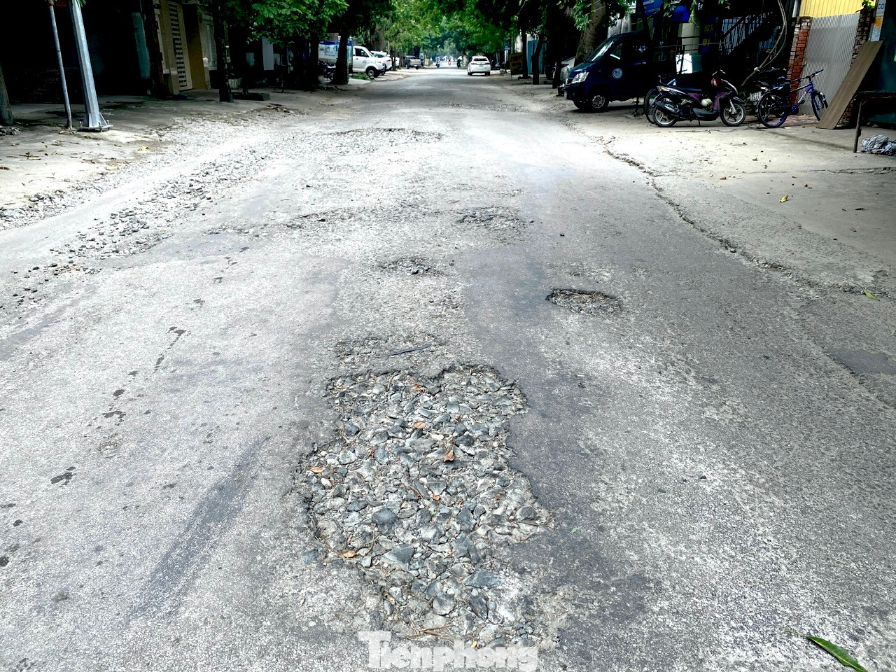 Theo người dân địa phương, khoảng 4 năm trước, đường Nguyễn Gia Thiều bắt đầu hư hỏng những điểm nhỏ lẻ rồi dần lan rộng ra toàn tuyến. Cũng từ đó đến nay, tuyến đường chưa được nâng cấp, sửa chữa. Theo người dân địa phương, khoảng 4 năm trước, đường Nguyễn Gia Thiều bắt đầu hư hỏng những điểm nhỏ lẻ rồi dần lan rộng ra toàn tuyến. Cũng từ đó đến nay, tuyến đường chưa được nâng cấp, sửa chữa.