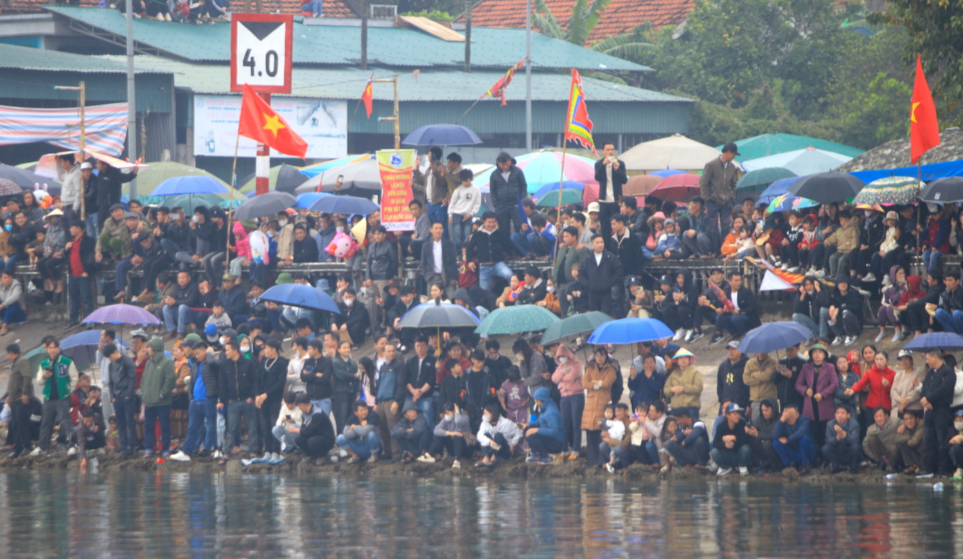 Người dân ngồi khắp bờ sông, gầm cầu, lan can để được tận mắt theo dõi những màn đua gay cấn.