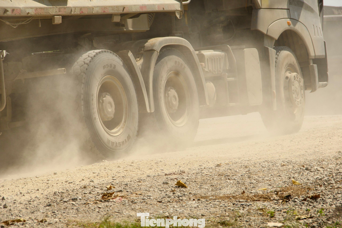 Việc thi công chậm, dở dang đã ảnh hưởng lớn đến cuộc sống của người dân hai bên đường và các phương tiện giao thông trên tuyến. Mỗi khi xe chạy qua, bụi lại bay mù mịt.