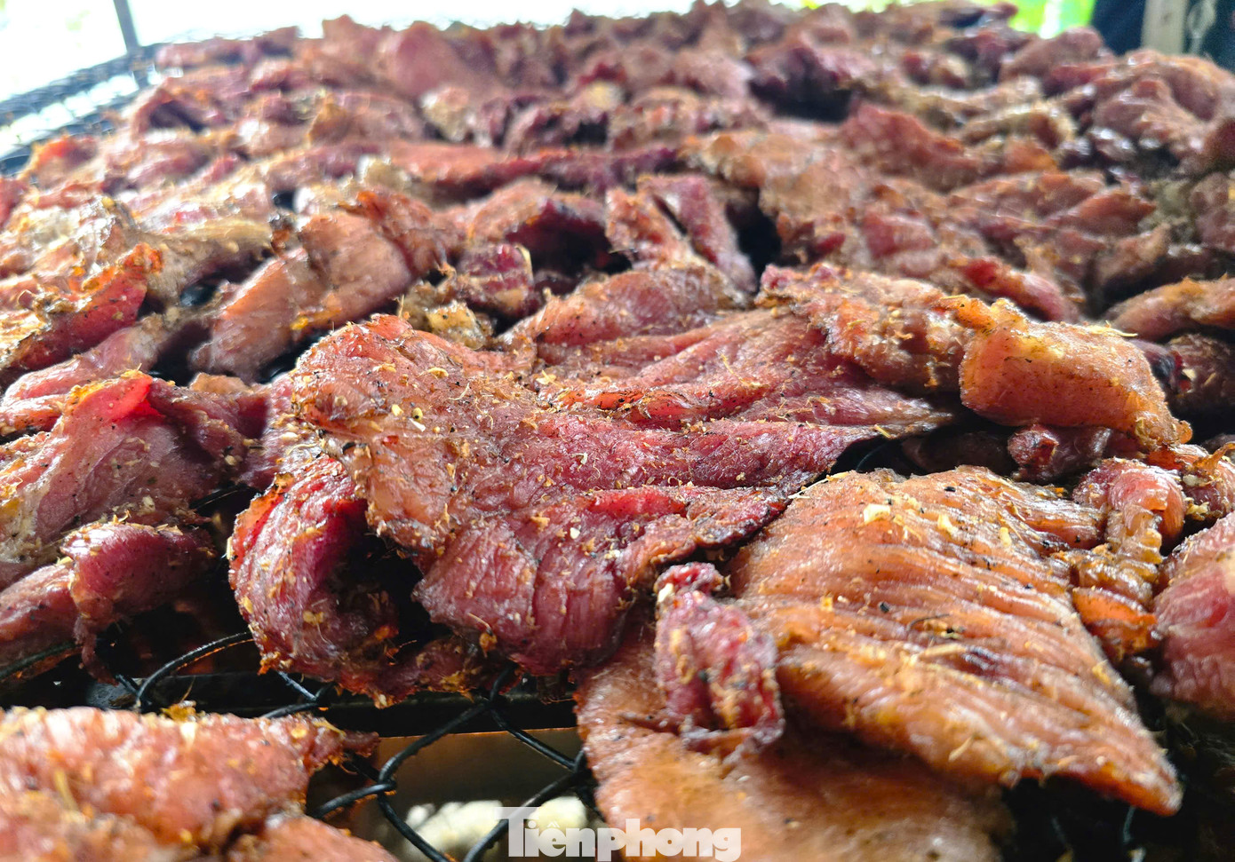 Hiện thịt trâu, bò gác bếp được bán với giá 1 - 1,1 triệu đồng/kg, thịt lợn gác bếp có giá 450.000 - 500.000 đồng/kg, lạp sườn có 300.000 - 350.000 đồng/kg. Hiện thịt trâu, bò gác bếp được bán với giá 1 - 1,1 triệu đồng/kg, thịt lợn gác bếp có giá 450.000 - 500.000 đồng/kg, lạp sườn có 300.000 - 350.000 đồng/kg.