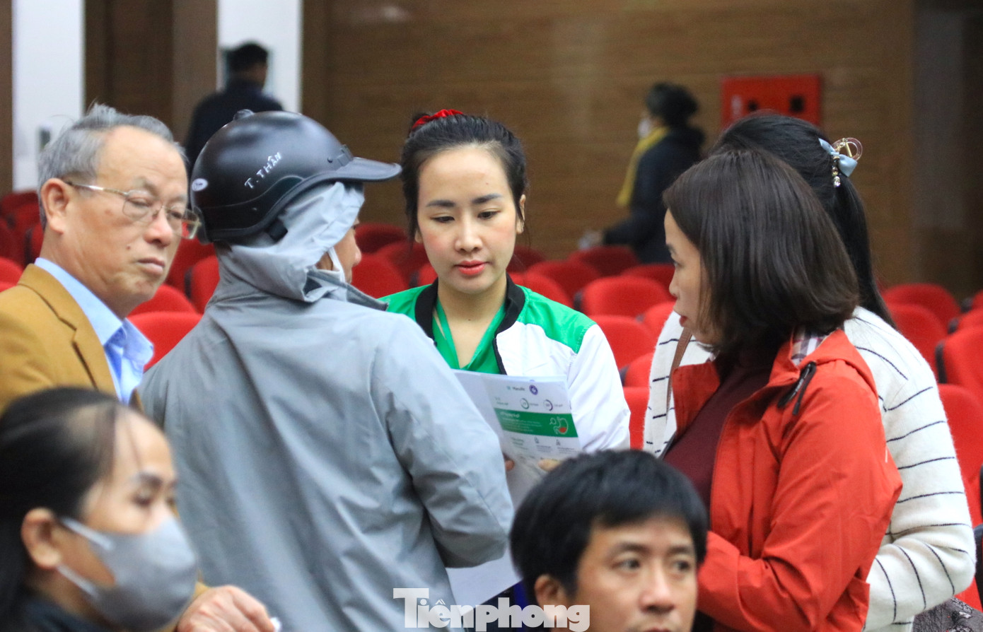 Lượng người dân đến tham gia chương trình lớn nên ban tổ chức bố trí nhiều bộ phận để hỗ trợ, chỉ dẫn người dân thăm khám đầy đủ các bước.