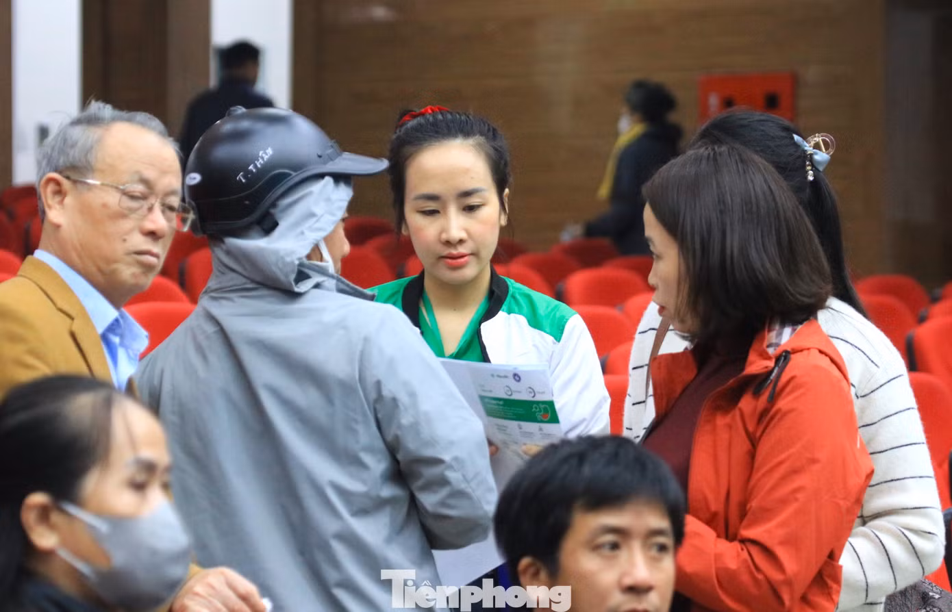 Lượng người dân đến tham gia chương trình lớn nên ban tổ chức bố trí nhiều bộ phận để hỗ trợ, chỉ dẫn người dân thăm khám đầy đủ các bước.