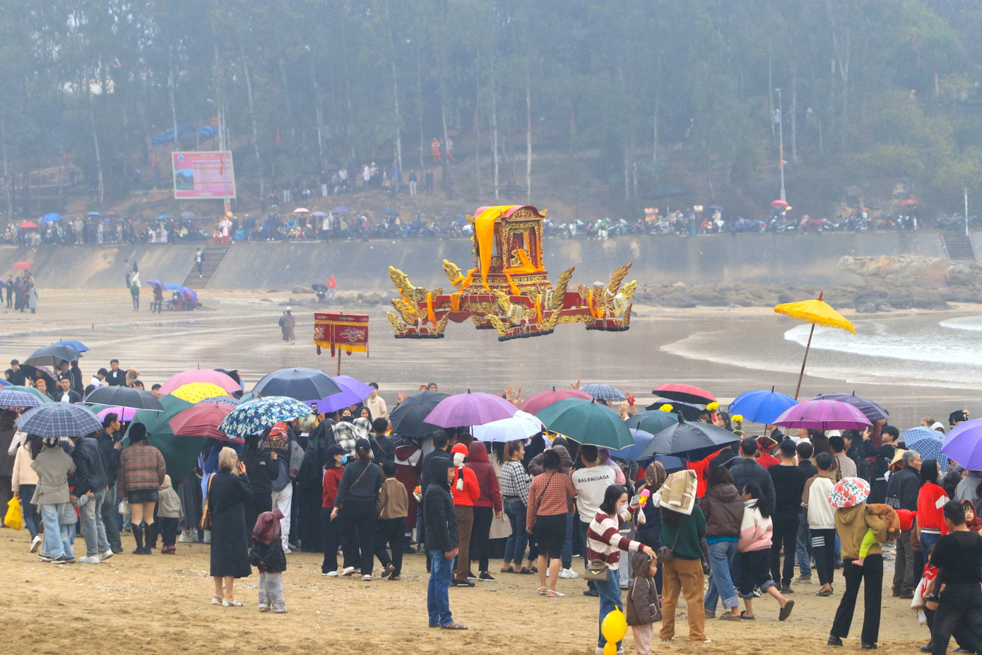 Lễ hội Đền Cờn được tổ chức hàng năm với mong muốn một năm bình an, khỏe mạnh, mưa thuận gió hoà, ngư dân đánh bắt tôm cá đầy khoang. Với sự độc đáo, các nghi lễ trang nghiêm, phần hội hấp dẫn, Lễ hội Đền Cờn đã thu hút hàng vạn du khách về tham dự. Lễ hội Đền Cờn được tổ chức hàng năm với mong muốn một năm bình an, khỏe mạnh, mưa thuận gió hoà, ngư dân đánh bắt tôm cá đầy khoang. Với sự độc đáo, các nghi lễ trang nghiêm, phần hội hấp dẫn, Lễ hội Đền Cờn đã thu hút hàng vạn du khách về tham dự.
