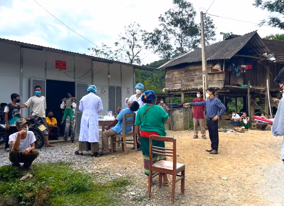 Cơ quan chức năng tiến hành điều tra dịch tễ, lấy mẫu xét nghiệm những người tiếp xúc gần với ca bệnh.
