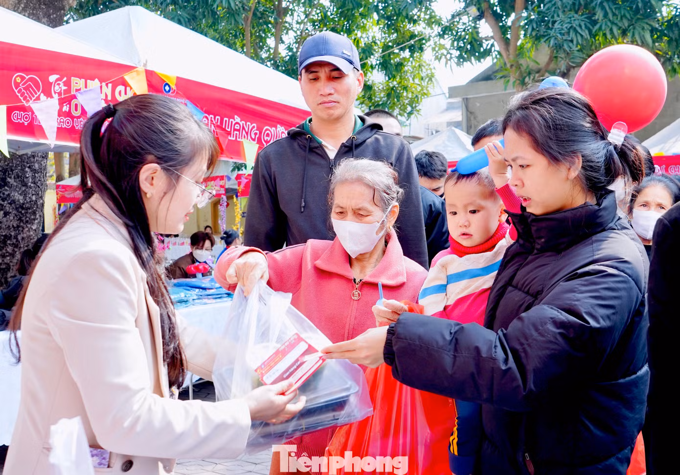 Những suất cơm, những gói bánh, kẹo được trao đến các bệnh nhi đang điều trị tại bệnh viện. Những suất cơm, những gói bánh, kẹo được trao đến các bệnh nhi đang điều trị tại bệnh viện.