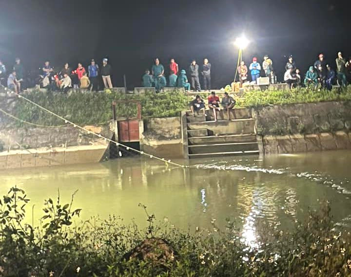 Suốt đêm qua, người dân và các cơ quan chức năng sử dụng nhiều tấm lưới lớn giăng trên sông để tìm kiếm nạn nhân mất tích. Suốt đêm qua, người dân và các cơ quan chức năng sử dụng nhiều tấm lưới lớn giăng trên sông để tìm kiếm nạn nhân mất tích.