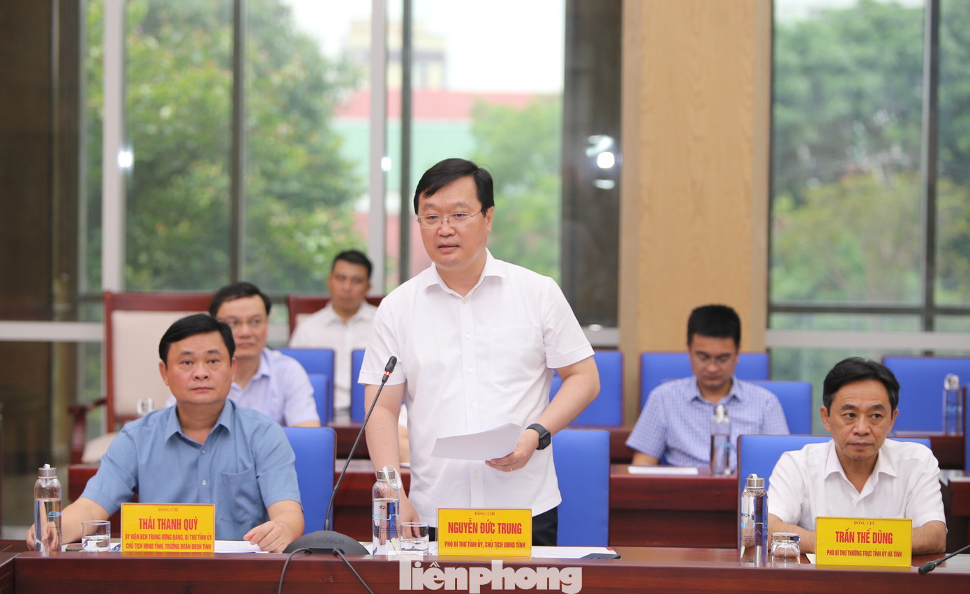 Chủ tịch UBND tỉnh Nghệ An Nguyễn Đức Trung báo cáo với Thủ tướng tiến độ thực hiện dự án. Chủ tịch UBND tỉnh Nghệ An Nguyễn Đức Trung báo cáo với Thủ tướng tiến độ thực hiện dự án.