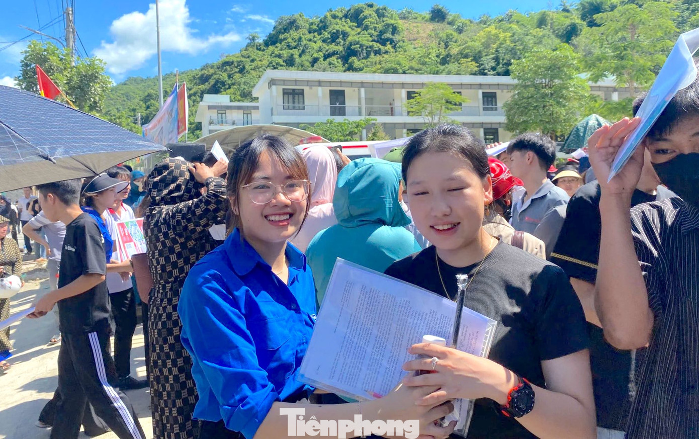 Nữ đoàn viên tình nguyện tại điểm thi trường THPT Kỳ Sơn (huyện Kỳ Sơn, Nghệ An) trong kỳ thi tốt nghiệp THPT 2025.