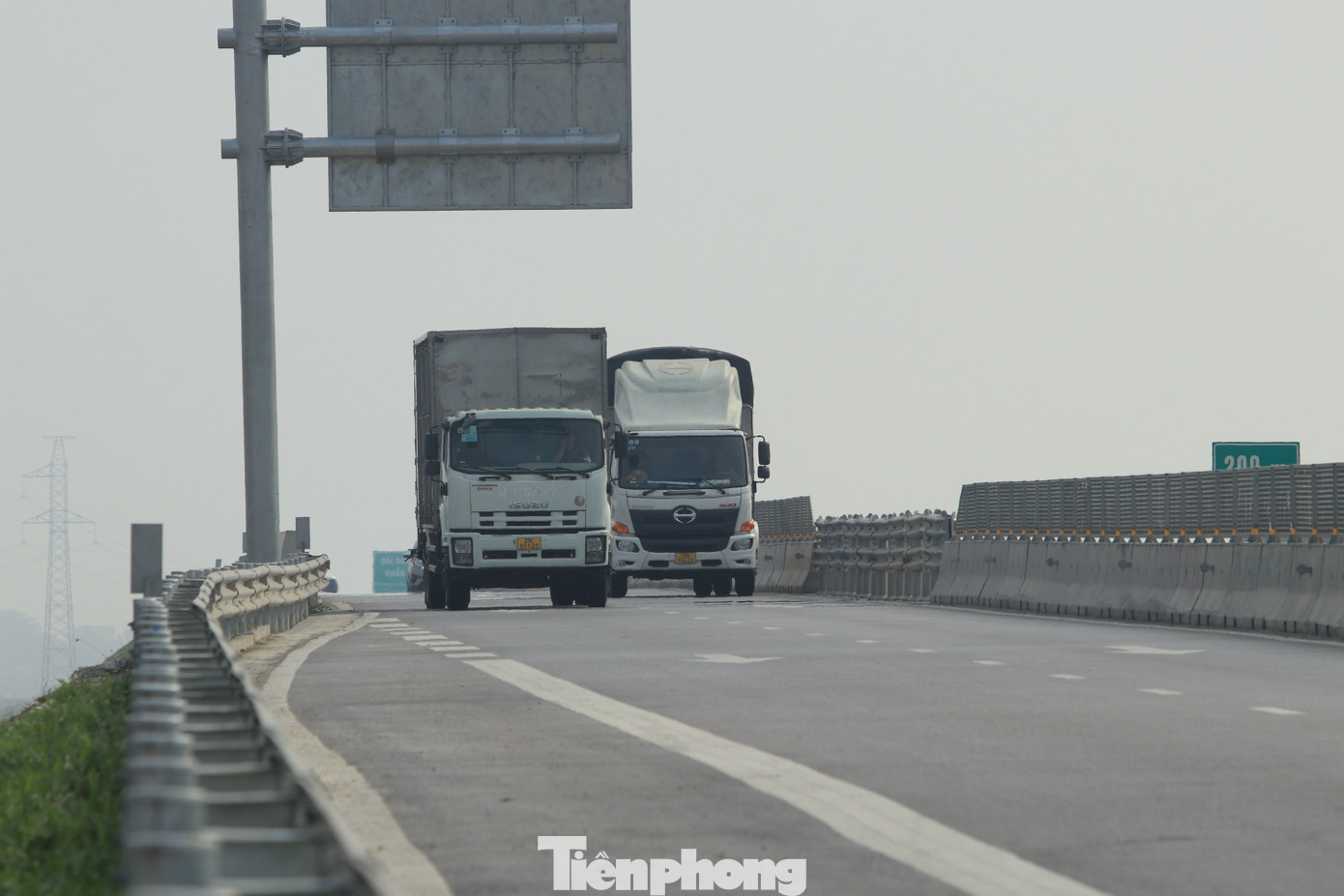 "Tôi thường nhận chạy chở khách đi Hà Nội. Nhưng cả tuyến từ huyện Diễn Châu (Nghệ An) mãi đến qua tỉnh Thanh Hóa cũng chưa có một trạm dừng nghỉ nào nên đi cảm thấy mệt mỏi, bí bách. Trước khi đi lên cao tốc, tôi thường dặn dò khách đi vệ sinh trước. Nhưng nhiều khi người già, trẻ nhỏ lỡ dọc đường tôi lại phải dừng vào điểm dừng khẩn cấp cho khách đi vệ sinh. Đàn ông thì còn dễ chứ phụ nữ cũng khó xử", tài xế Trần Ngọc Tuấn (trú huyện Nghi Lộc, Nghệ An) chia sẻ. "Tôi thường nhận chạy chở khách đi Hà Nội. Nhưng cả tuyến từ huyện Diễn Châu (Nghệ An) mãi đến qua tỉnh Thanh Hóa cũng chưa có một trạm dừng nghỉ nào nên đi cảm thấy mệt mỏi, bí bách. Trước khi đi lên cao tốc, tôi thường dặn dò khách đi vệ sinh trước. Nhưng nhiều khi người già, trẻ nhỏ lỡ dọc đường tôi lại phải dừng vào điểm dừng khẩn cấp cho khách đi vệ sinh. Đàn ông thì còn dễ chứ phụ nữ cũng khó xử", tài xế Trần Ngọc Tuấn (trú huyện Nghi Lộc, Nghệ An) chia sẻ.