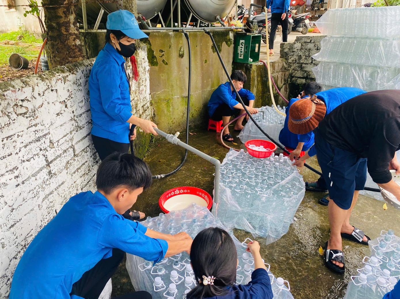 Đoàn viên thanh niên huyện Nam Đàn (Nghệ An) đóng 7.500 lít nước sạch để gửi ra cho bà con vùng bão lũ.