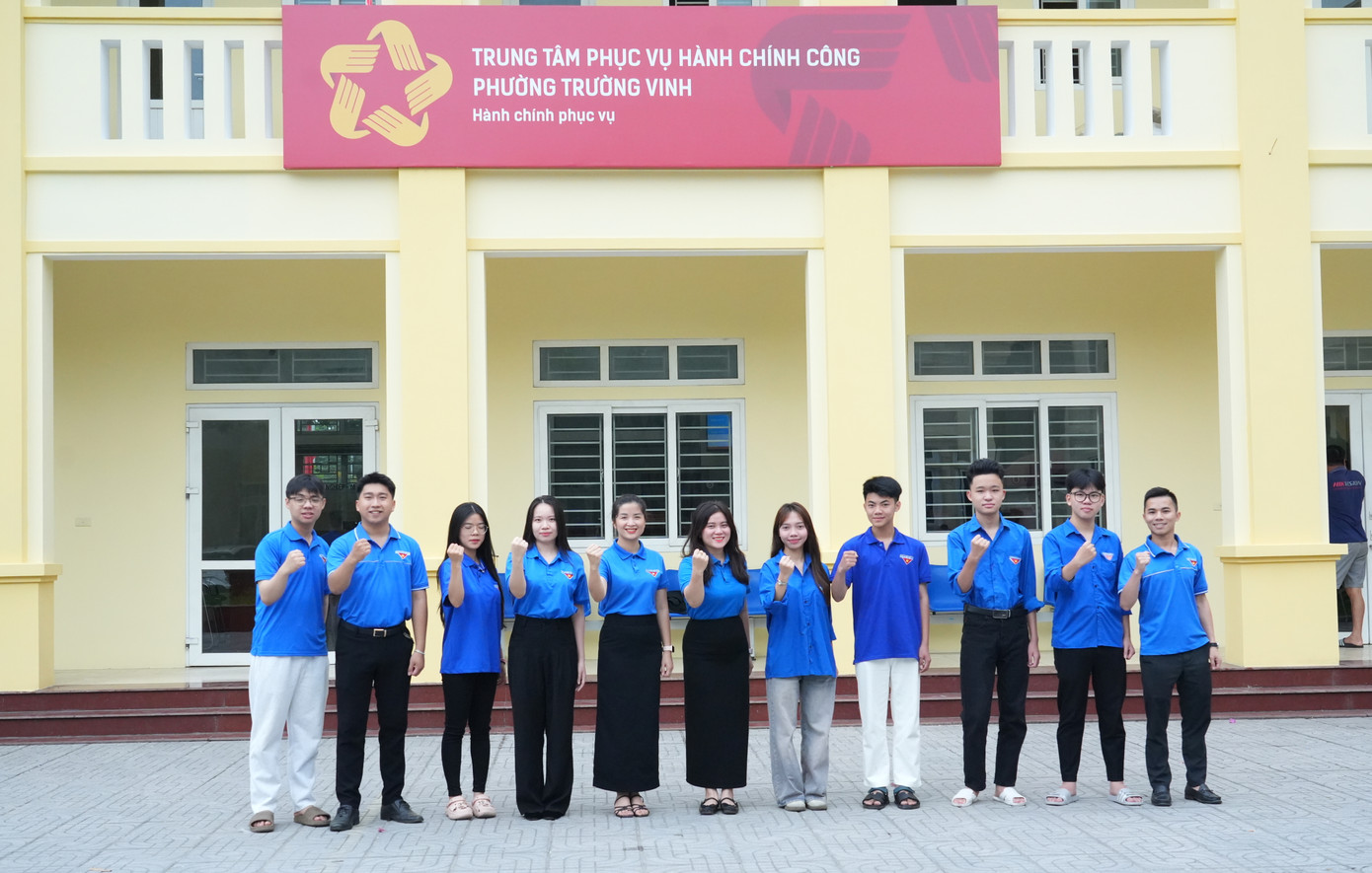 Sau khi mô hình chính quyền địa phương 2 cấp ở tỉnh Nghệ An chính thức vận hành, những ngày qua đoàn thanh niên ở phường, xã trên địa bàn tỉnh đã thành lập các đội hình thanh niên tình nguyện để hỗ trợ người dân làm các thủ tục hành chính.