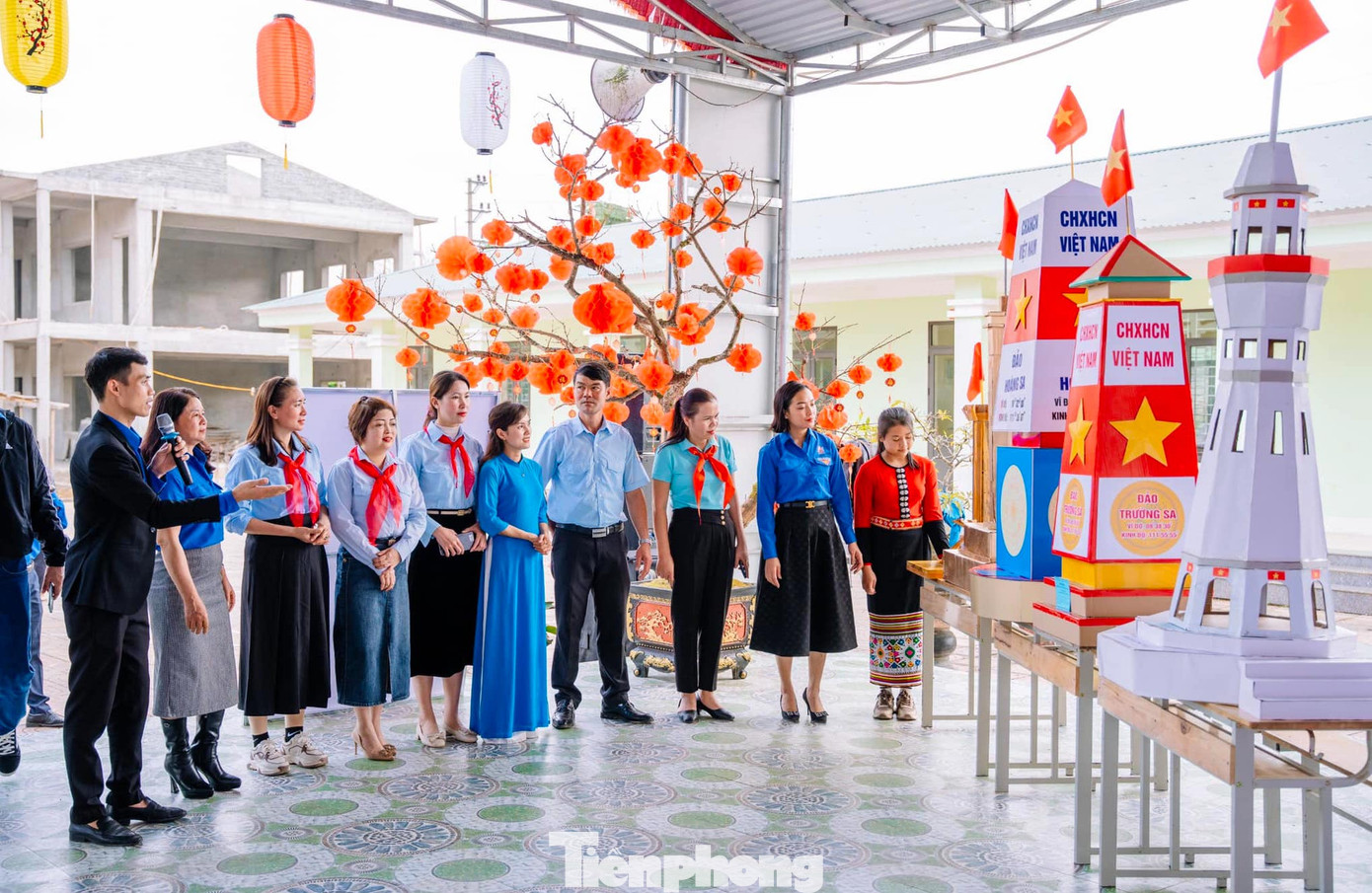 Các đại biểu tham quan, chiêm ngưỡng những cột mốc chủ quyền Việt Nam do các em học sinh thiết kế trong Ngày hội truyền thống học sinh, sinh viên.