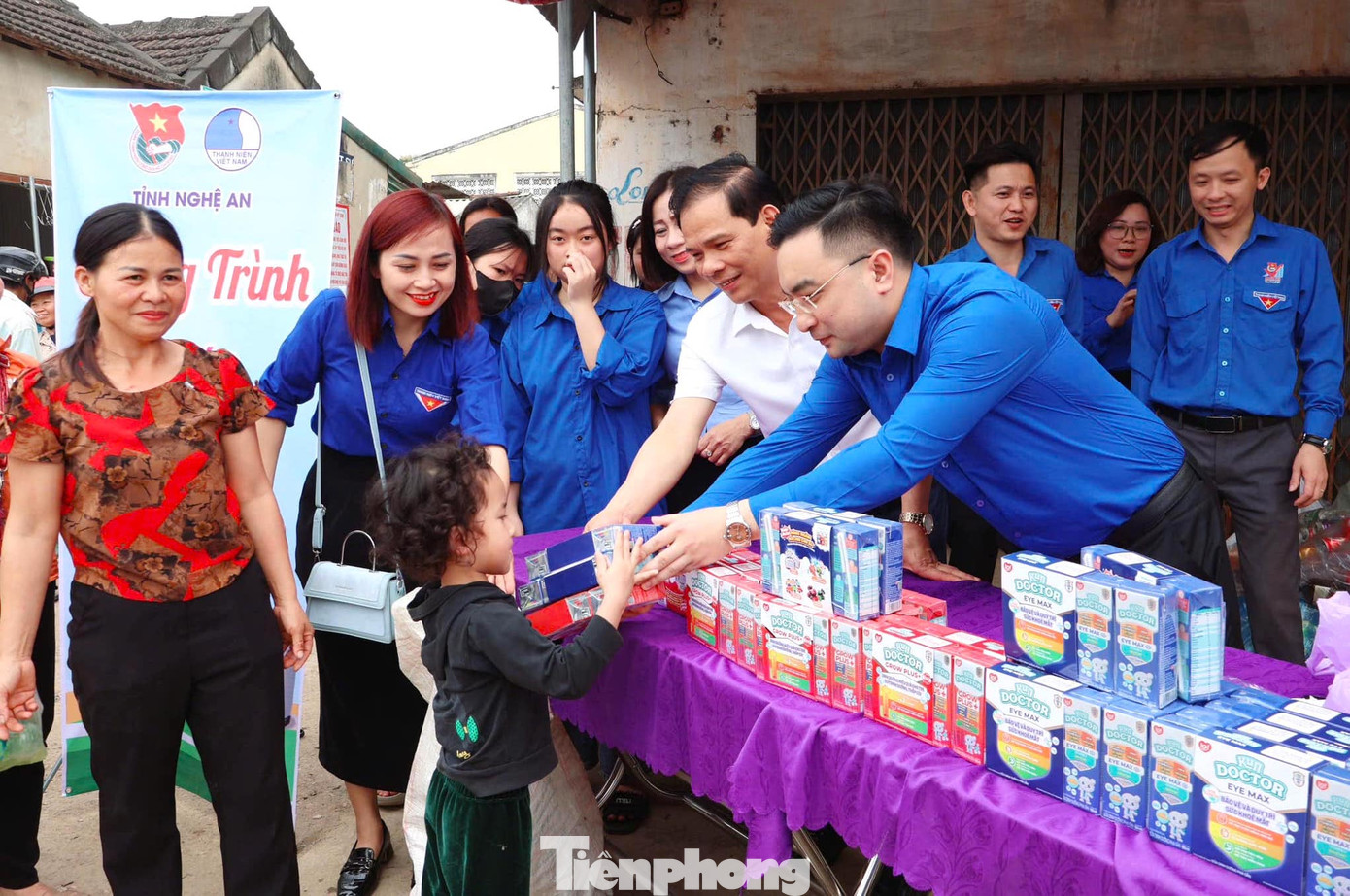 Trong Ngày cao điểm “Tình nguyện xây dựng đô thị văn minh”, 100% cơ sở Đoàn khu vực đô thị trên địa bàn toàn tỉnh Nghệ An đồng loạt hưởng ứng với nhiều hoạt động thiết thực, ý nghĩa đạt được nhiều kết quả nổi bật. Trong Ngày cao điểm “Tình nguyện xây dựng đô thị văn minh”, 100% cơ sở Đoàn khu vực đô thị trên địa bàn toàn tỉnh Nghệ An đồng loạt hưởng ứng với nhiều hoạt động thiết thực, ý nghĩa đạt được nhiều kết quả nổi bật.