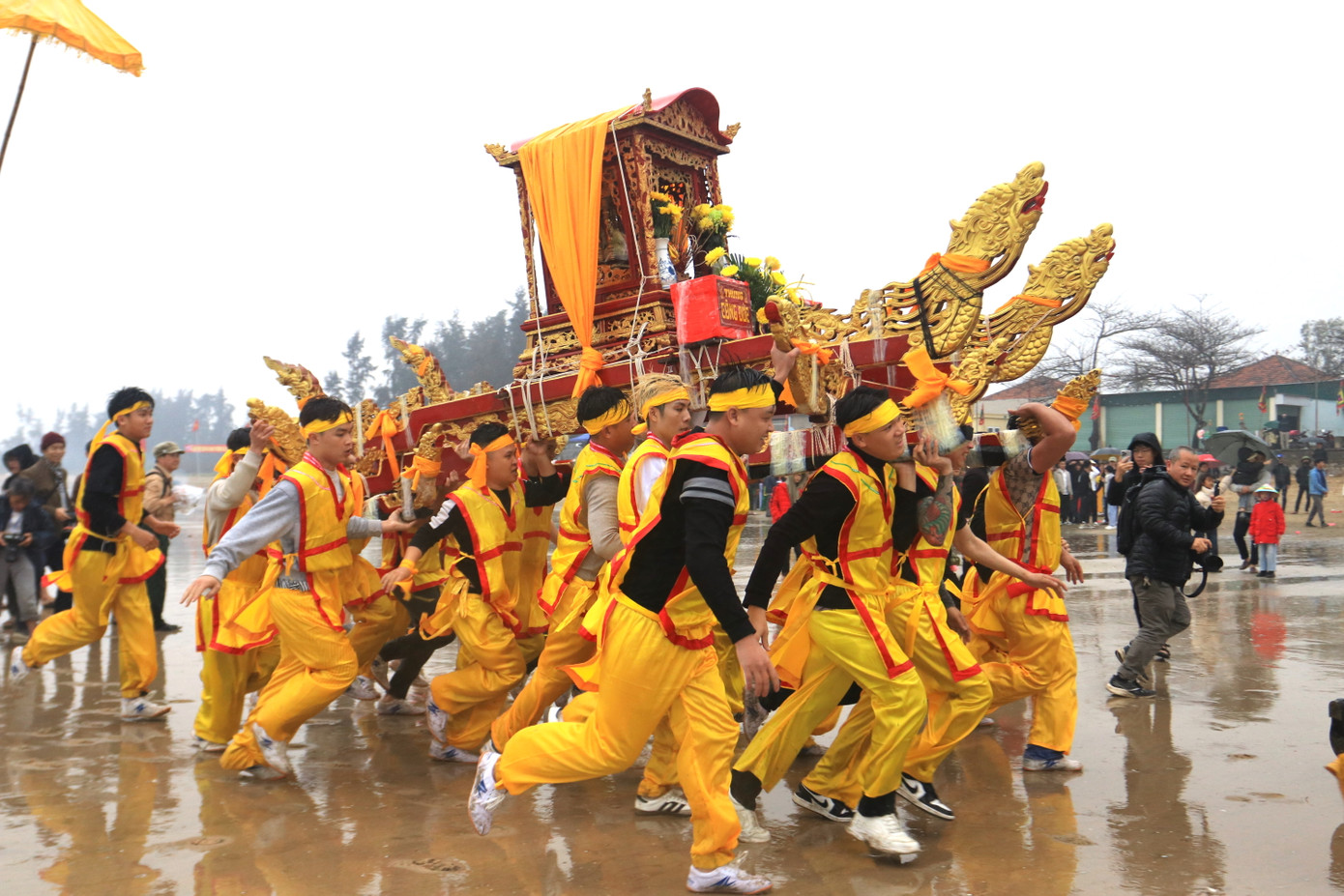 Quá trình rước, các đoàn khi thì chạy thật nhanh ra bờ biển, khi thì tung kiệu lên không trung trong tiếng chiêng trống và hò reo của du khách xung quanh. Quá trình rước, các đoàn khi thì chạy thật nhanh ra bờ biển, khi thì tung kiệu lên không trung trong tiếng chiêng trống và hò reo của du khách xung quanh.