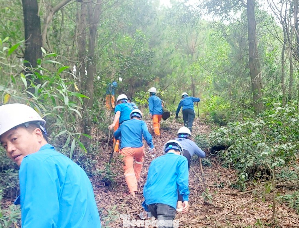 Địa hình đồi núi phức tạp, nắng nóng oi bức, tuy nhiên các đoàn viên thanh niên vẫn quyết tâm phát quang đảm bảo một mùa hè an toàn về hành lang lưới điện.