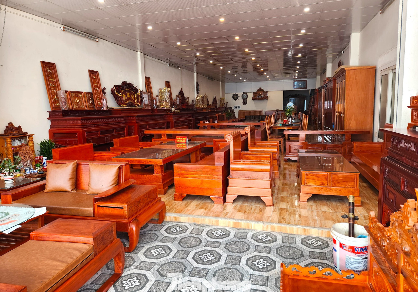 Cả dãy cửa hàng nằm trục chính đường vào xã Quỳnh Hưng vốn tấp nập kẻ bán người mua nay vắng hoe người. Cả dãy cửa hàng nằm trục chính đường vào xã Quỳnh Hưng vốn tấp nập kẻ bán người mua nay vắng hoe người.