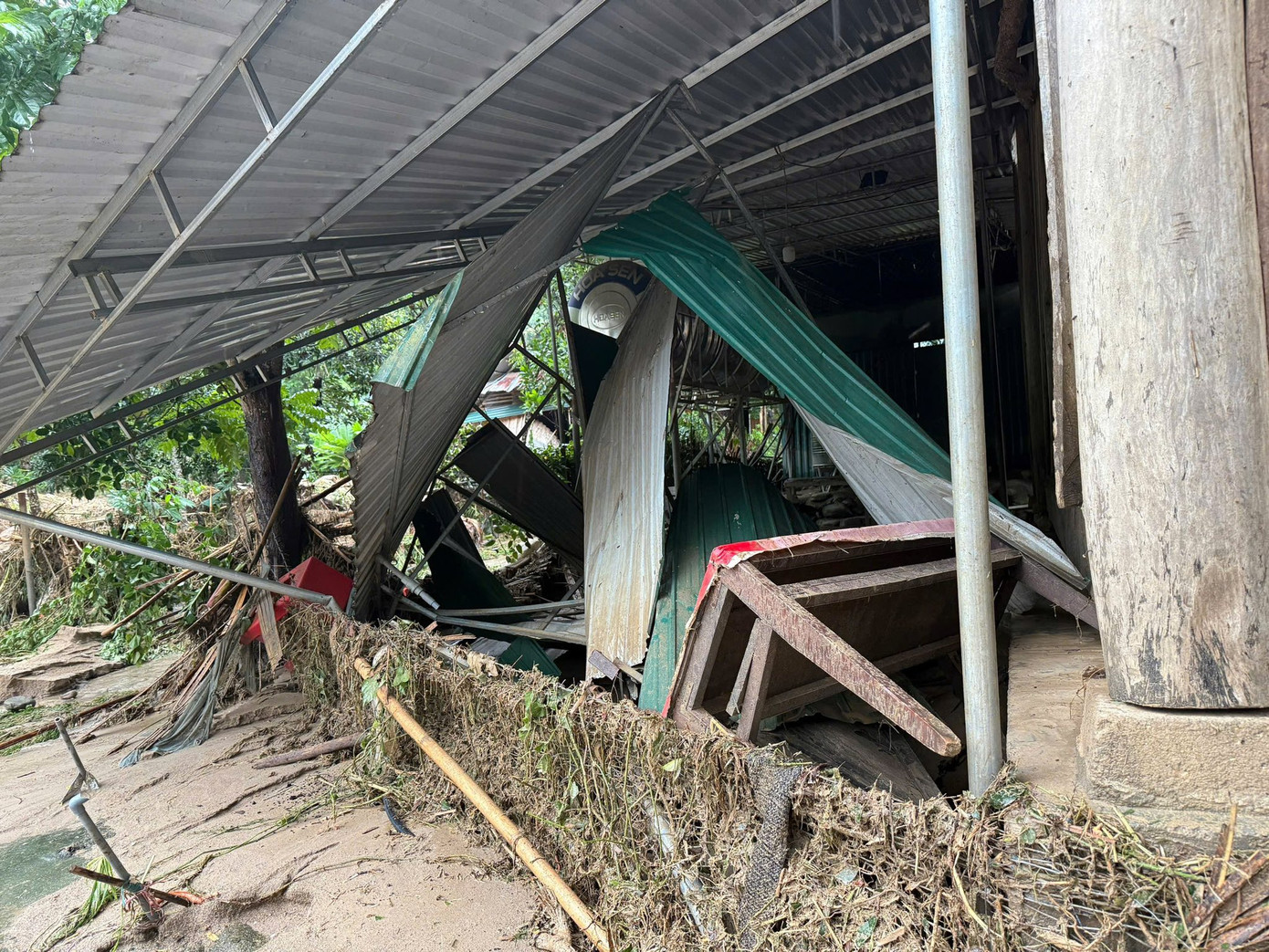 Nhiều tài sản, thiết bị bên trong ký túc xá và trường Phổ thông Dân tộc bán trú THCS xã Hữu Khuông bị nước lũ cuốn trôi, hư hỏng.