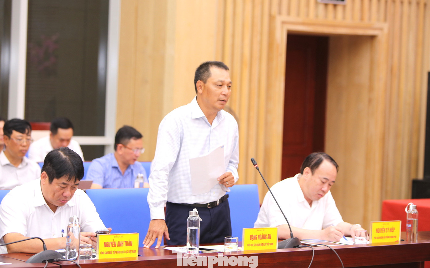 Lãnh đạo Tập đoàn Điện lực Việt Nam báo cáo tiến độ dự án. Lãnh đạo Tập đoàn Điện lực Việt Nam báo cáo tiến độ dự án.