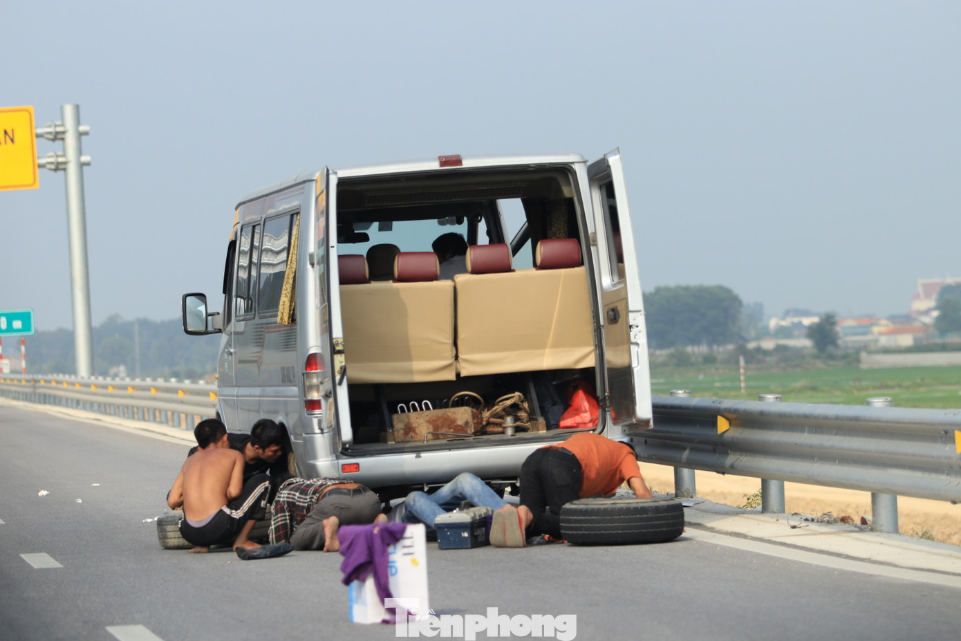 Không có làn khẩn cấp, không có trạm dừng nghỉ nên khi xe gặp sự cố hay hết xăng đều phải dừng ngay trên làn đường cao tốc đang đi, tiềm ẩn nguy hiểm và nguy cơ cao xảy ra tai nạn liên hoàn. Không có làn khẩn cấp, không có trạm dừng nghỉ nên khi xe gặp sự cố hay hết xăng đều phải dừng ngay trên làn đường cao tốc đang đi, tiềm ẩn nguy hiểm và nguy cơ cao xảy ra tai nạn liên hoàn.