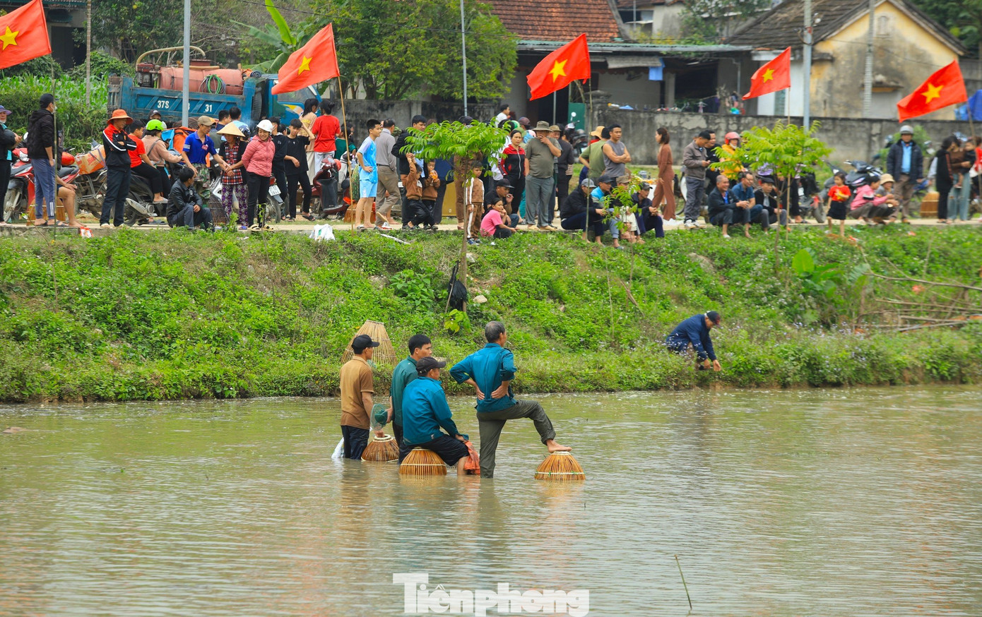 Sau khi mua vé, các "nơm thủ" sẵn sàng xuống Ao Sen chờ thời khắc khai màn lễ hội.